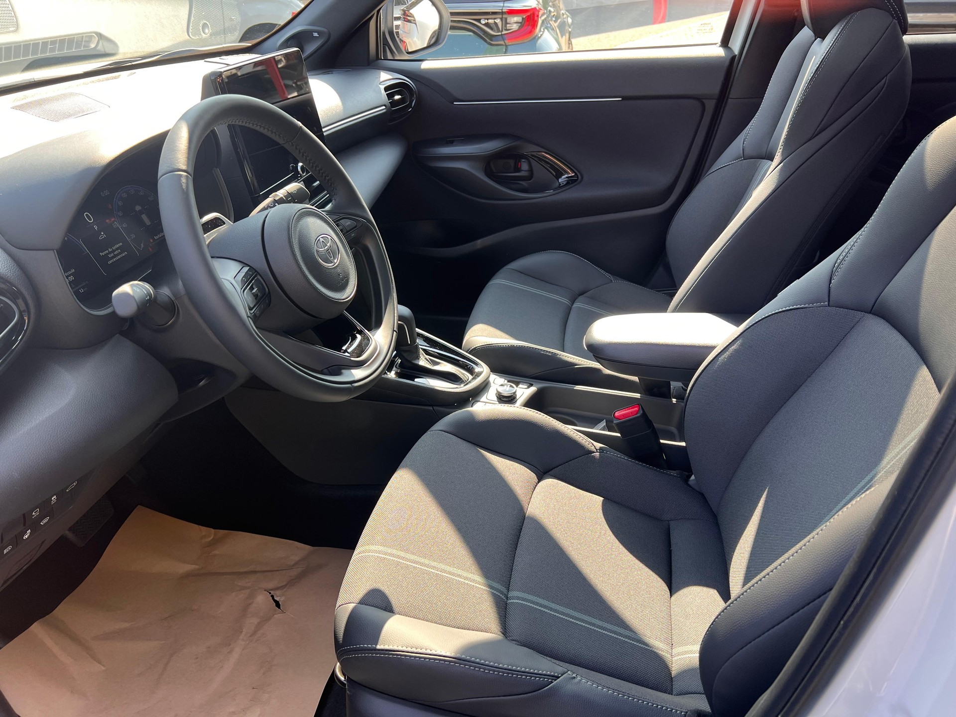 TOYOTA Yaris Cross 1.5 VVT-i HSD Premium AWD-i-image-8