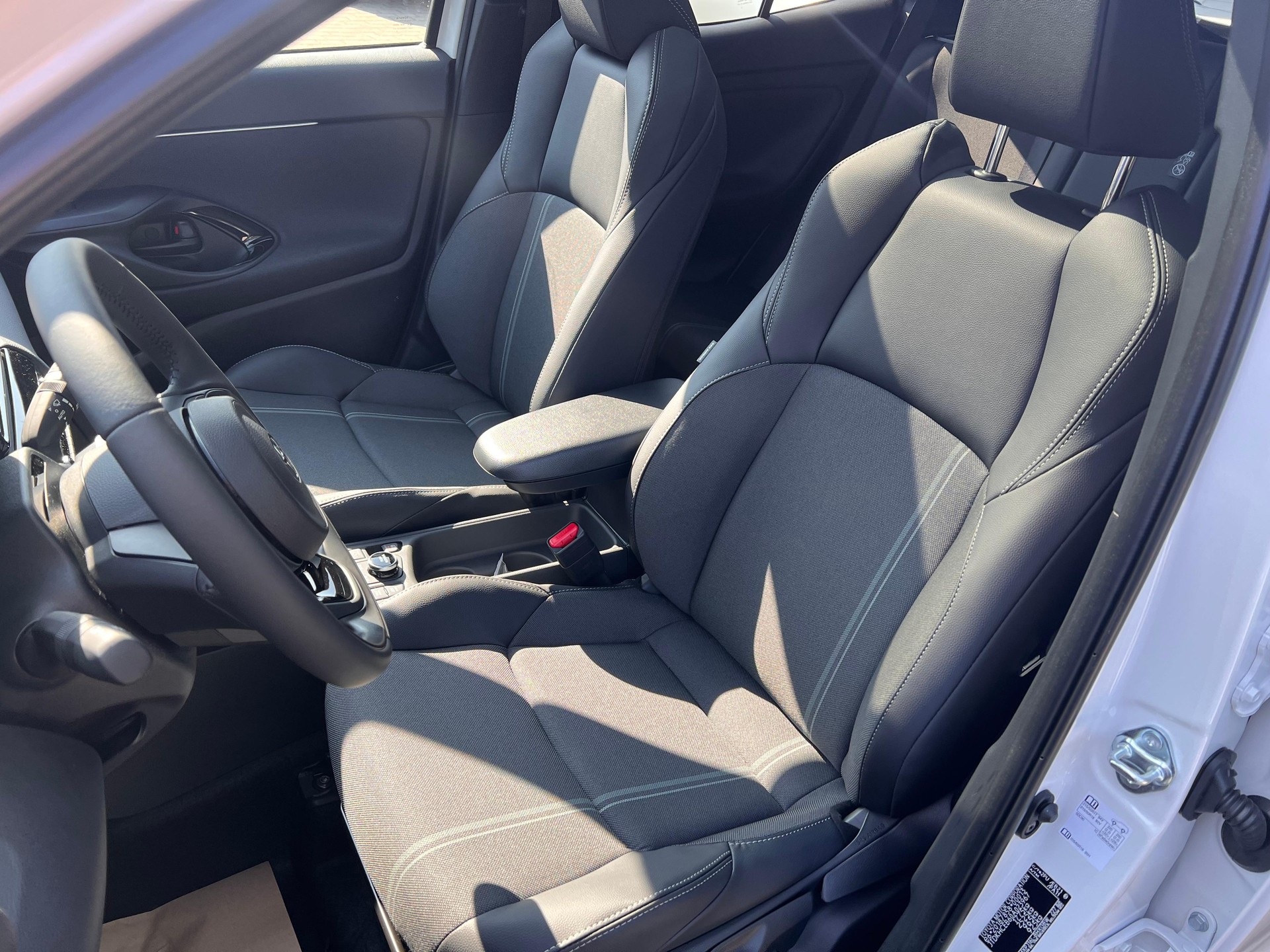 TOYOTA Yaris Cross 1.5 VVT-i HSD Premium AWD-i-image-9