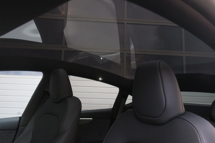 TESLA Model Y Long Range Premium AWD-image-8
