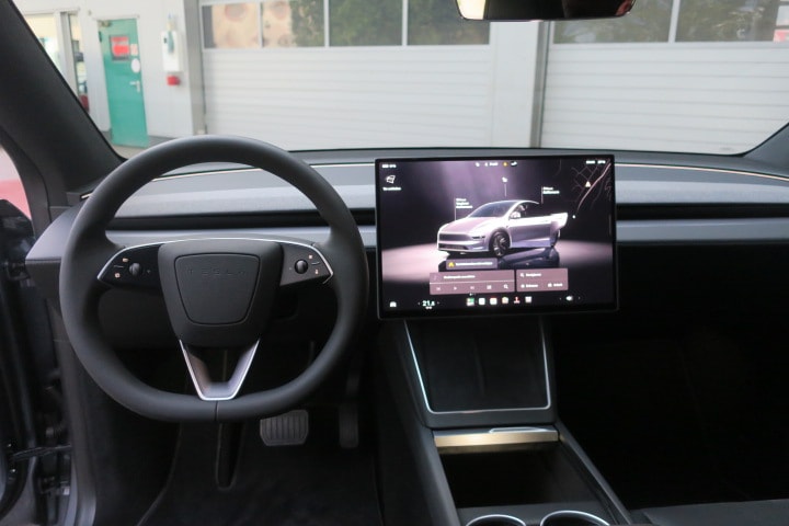 TESLA Model Y Long Range Premium AWD-image-10