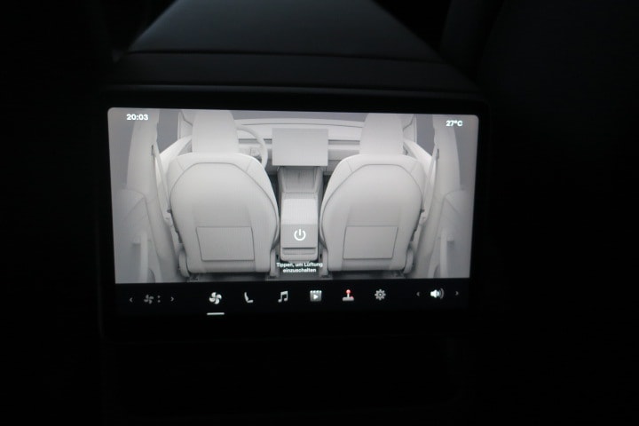 TESLA Model Y Long Range Premium AWD-image-9