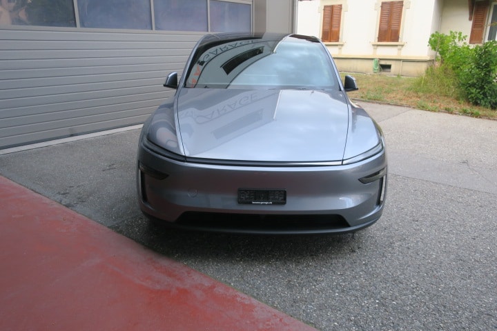 TESLA Model Y Long Range Premium AWD-image-1