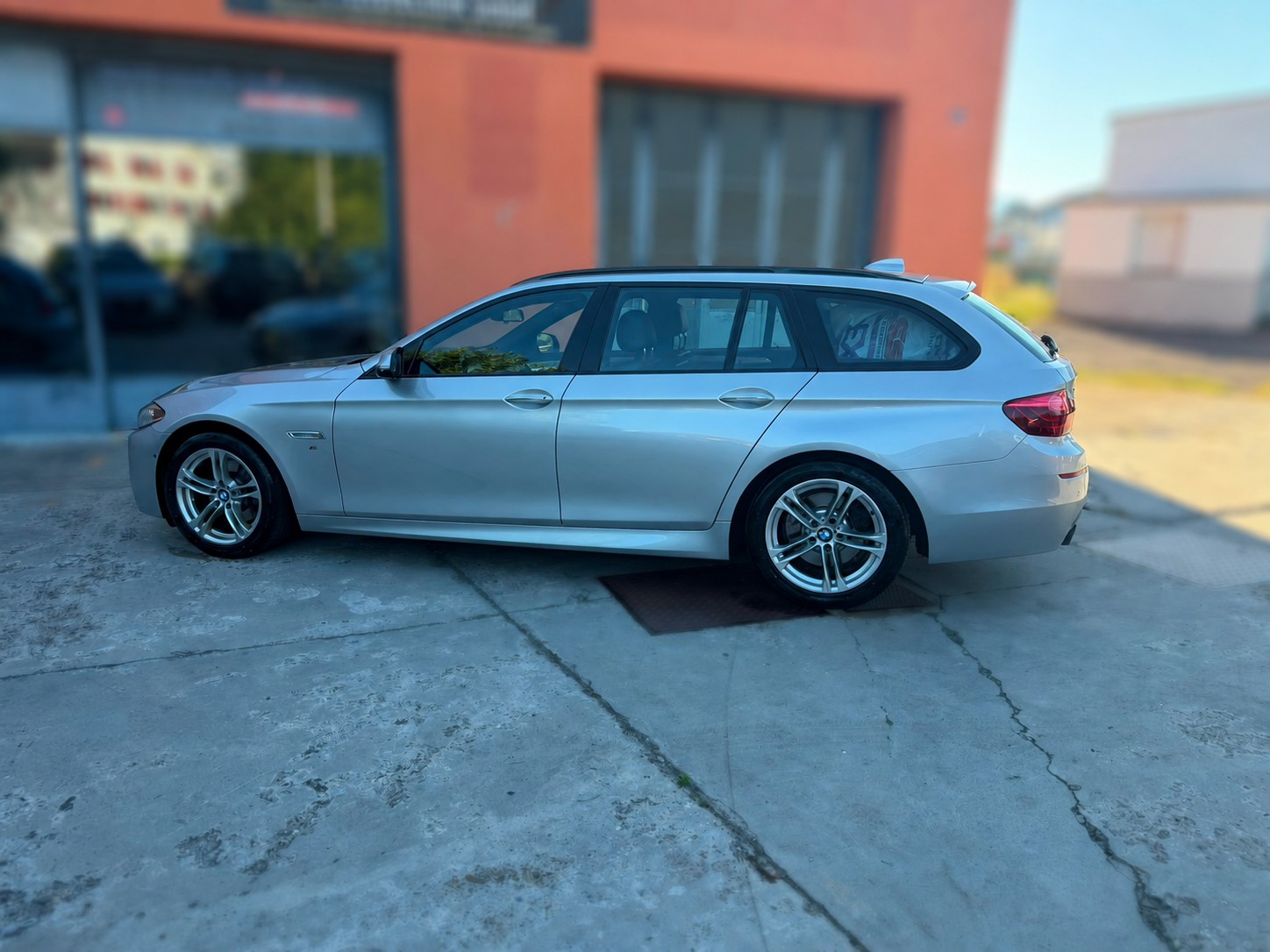 BMW 520d Touring xDrive Luxury Line Steptronic-showroom-element-3