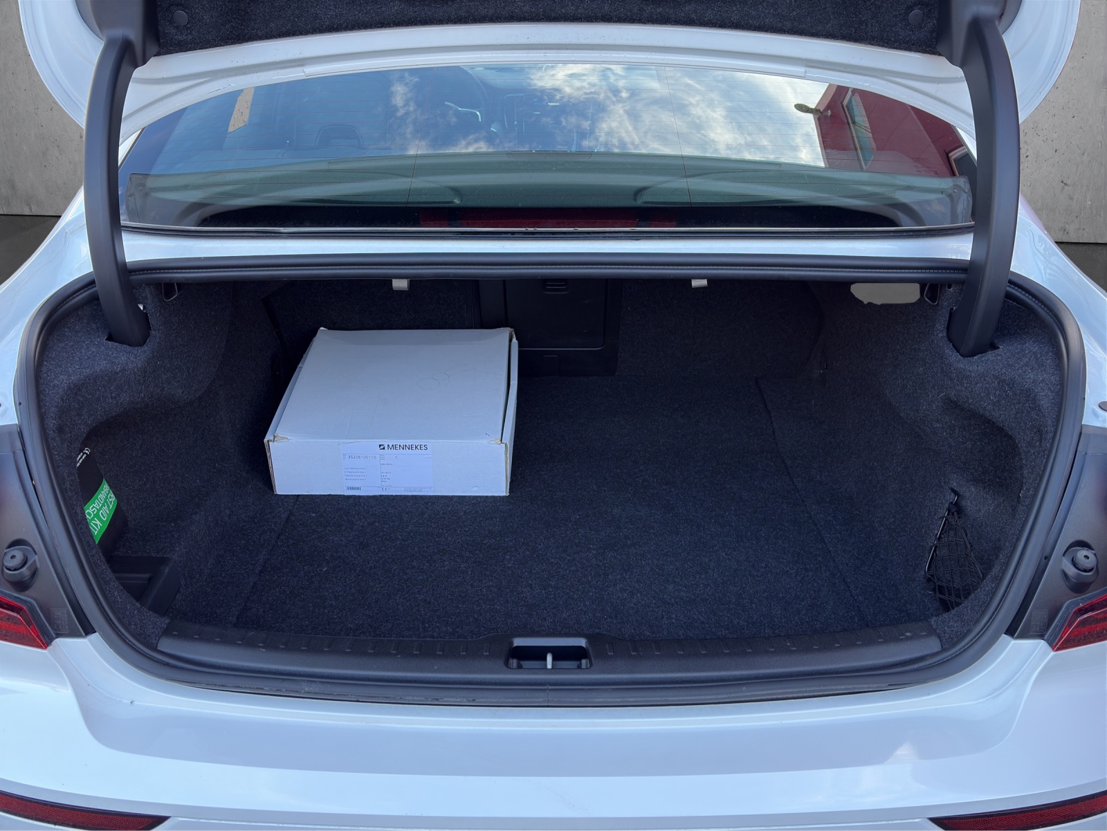 VOLVO S60 2.0 T8 TE Ultimate Dark eAWD-image-14