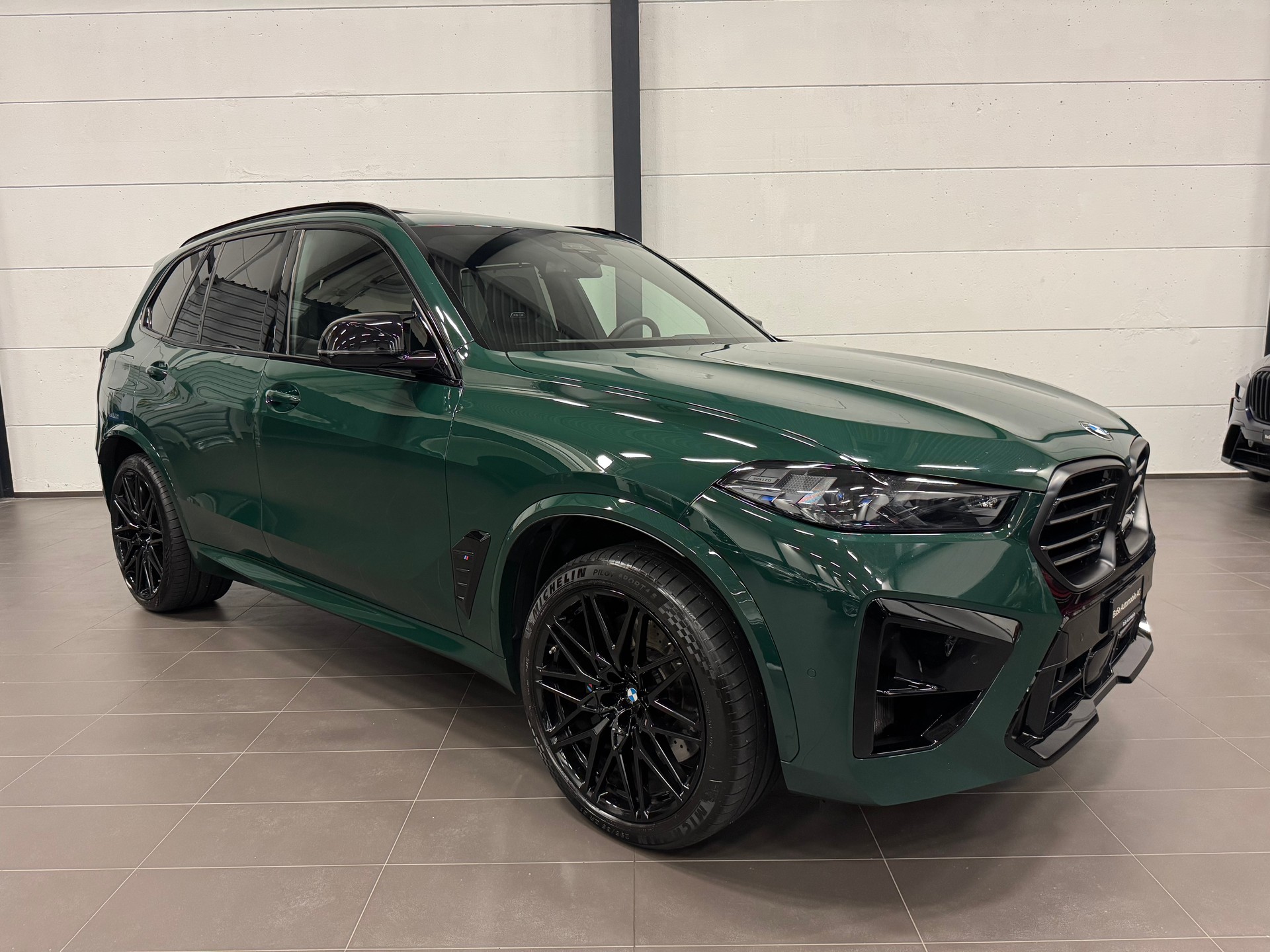 BMW X5M Competition Facelift Sonderlackierung-showroom-element-3
