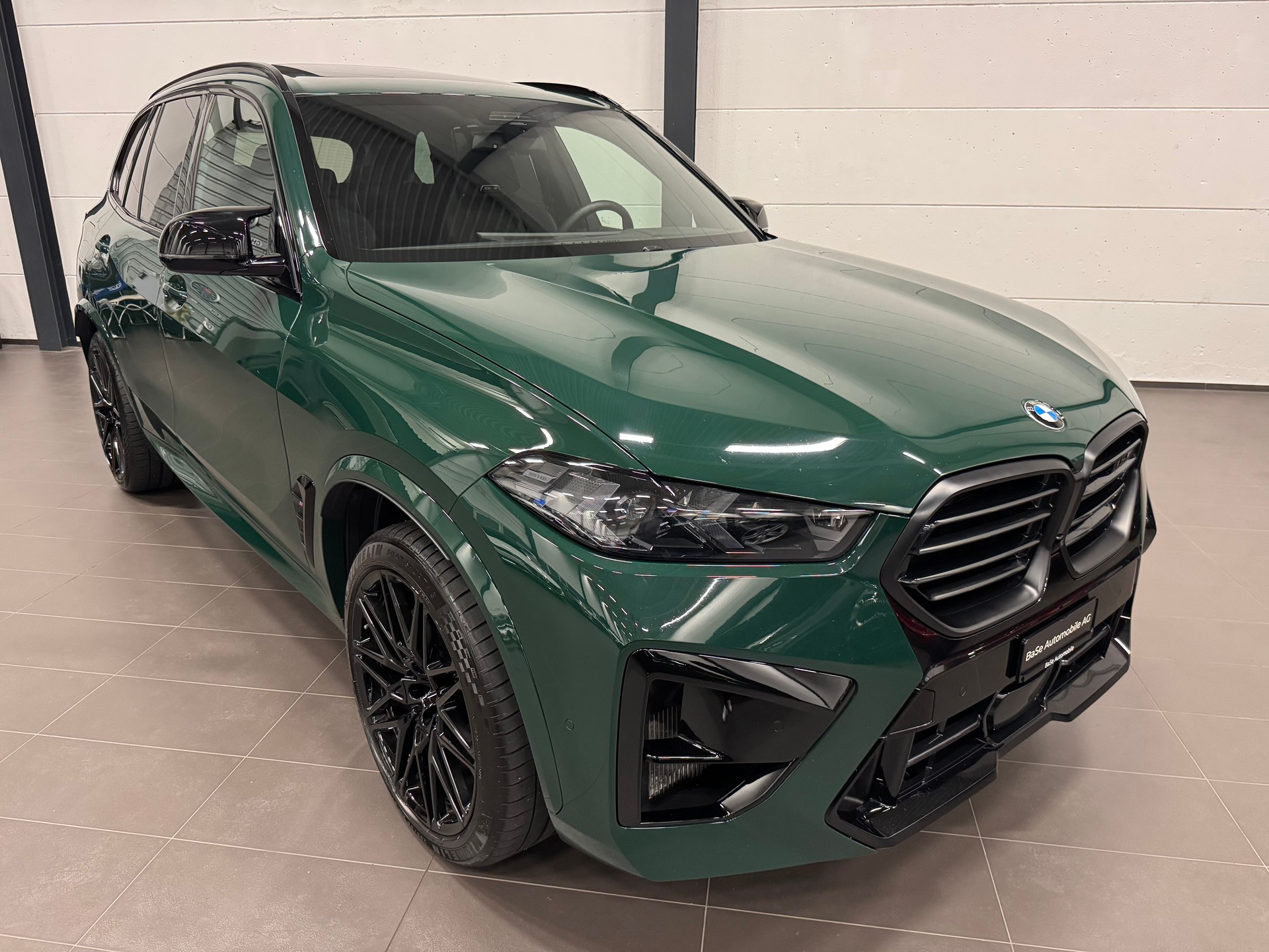 BMW X5M Competition Facelift Sonderlackierung-showroom-element-1