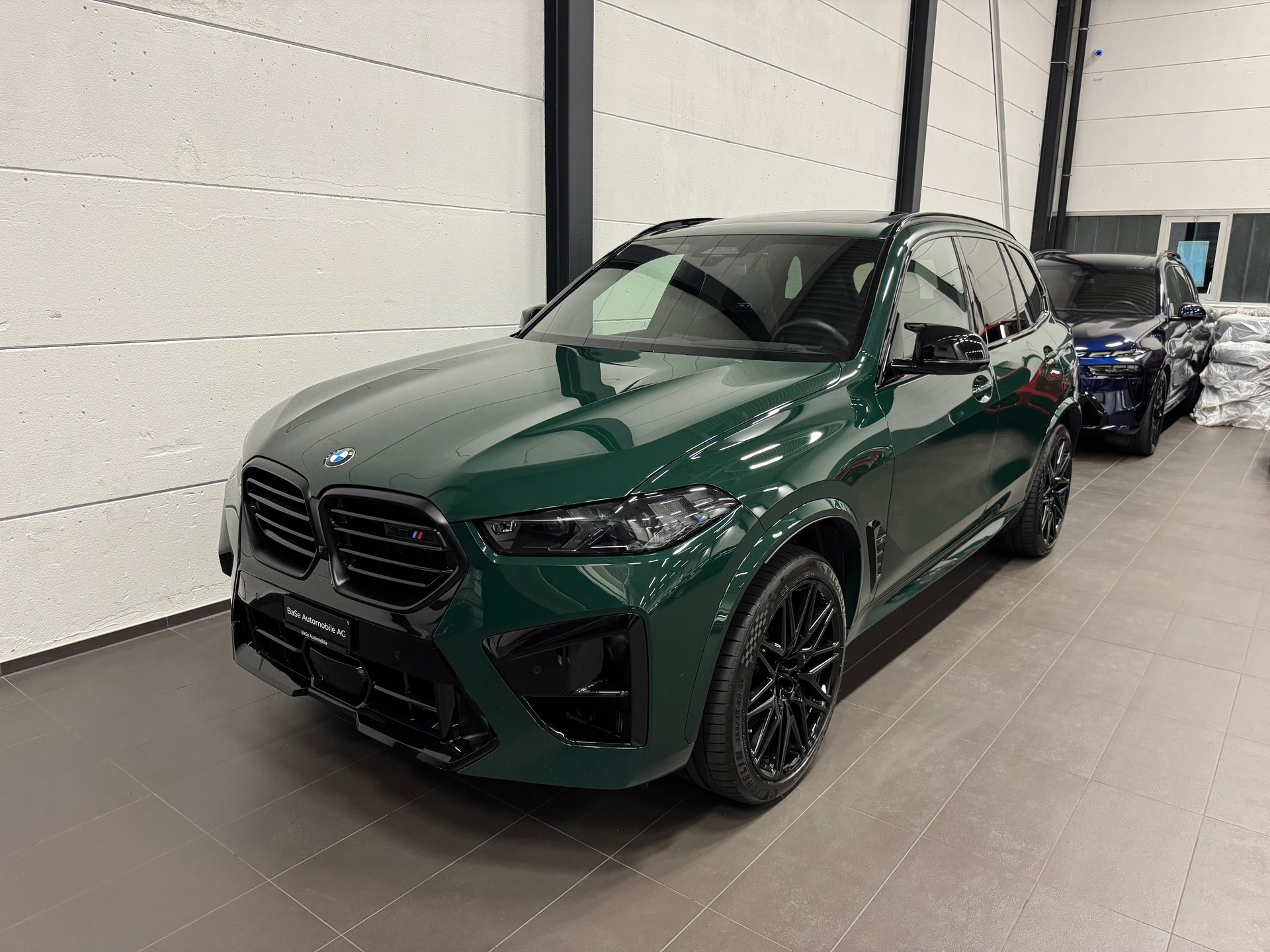 BMW X5M Competition Facelift Sonderlackierung-showroom-element-2