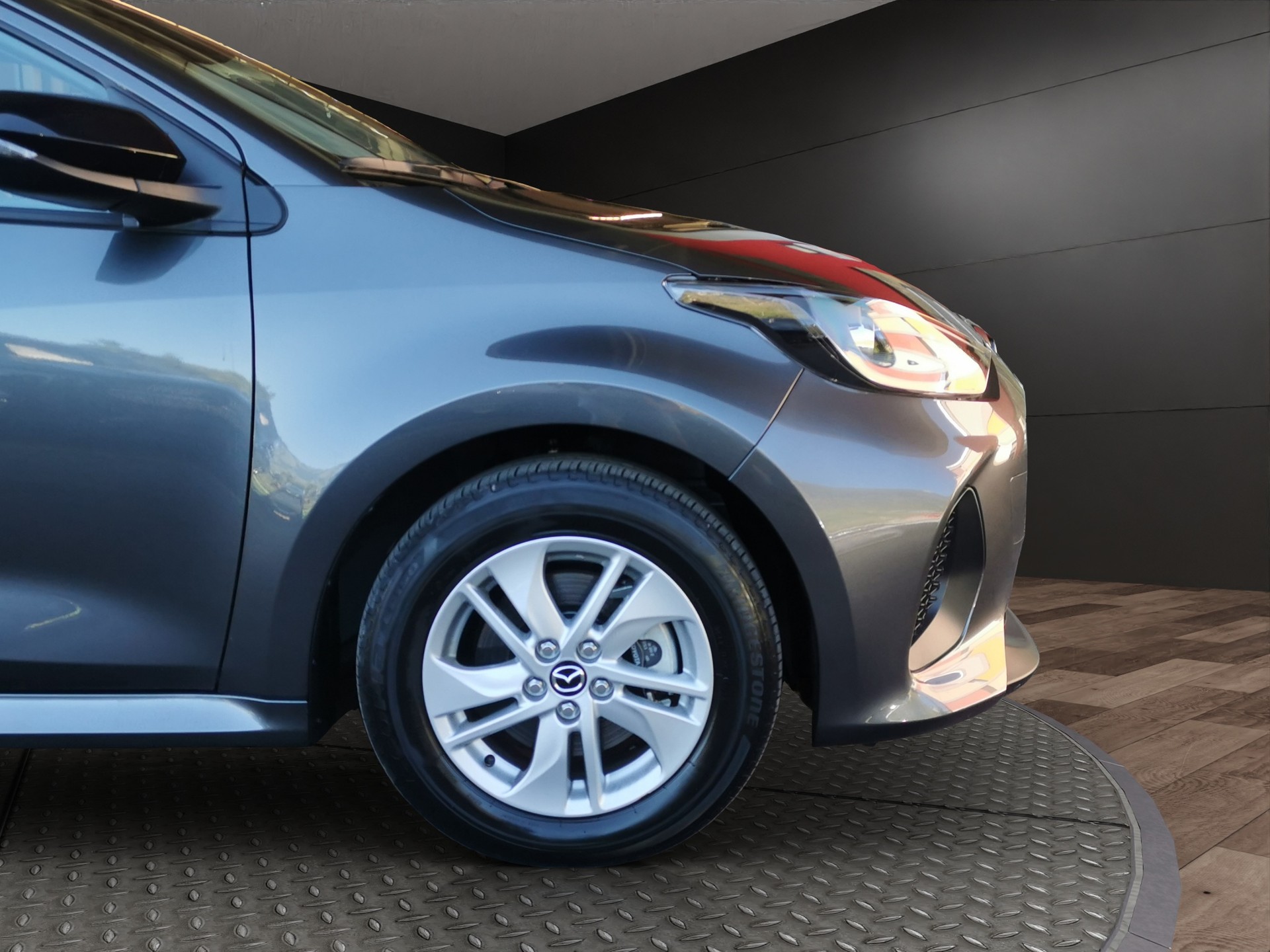 MAZDA 2 Hybrid Centre-line-showroom-element-3