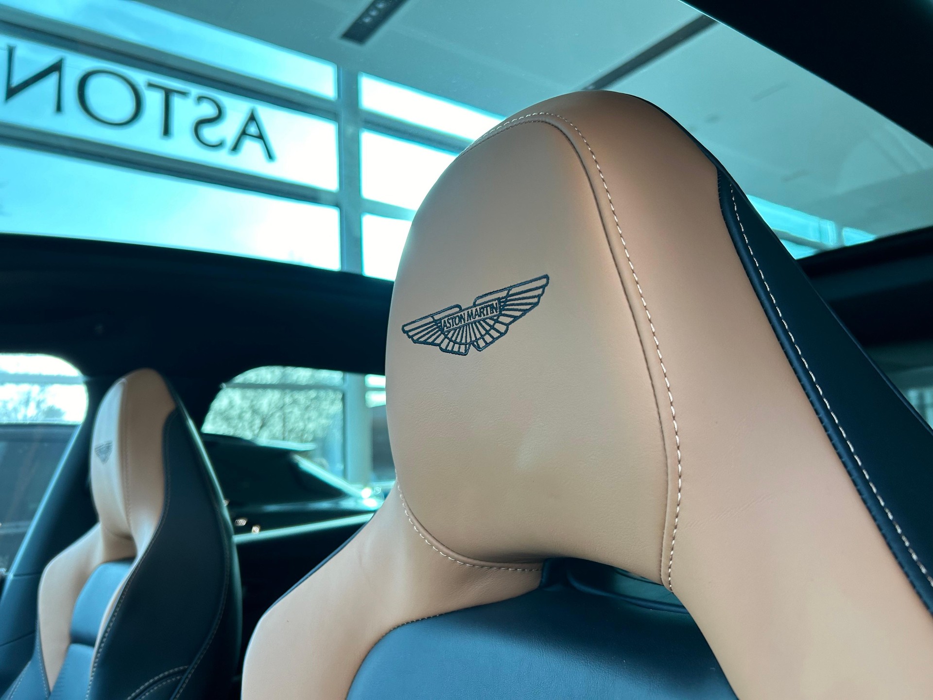 ASTON MARTIN DBX 707 4.0 V8 Bi-Turbo-image-22