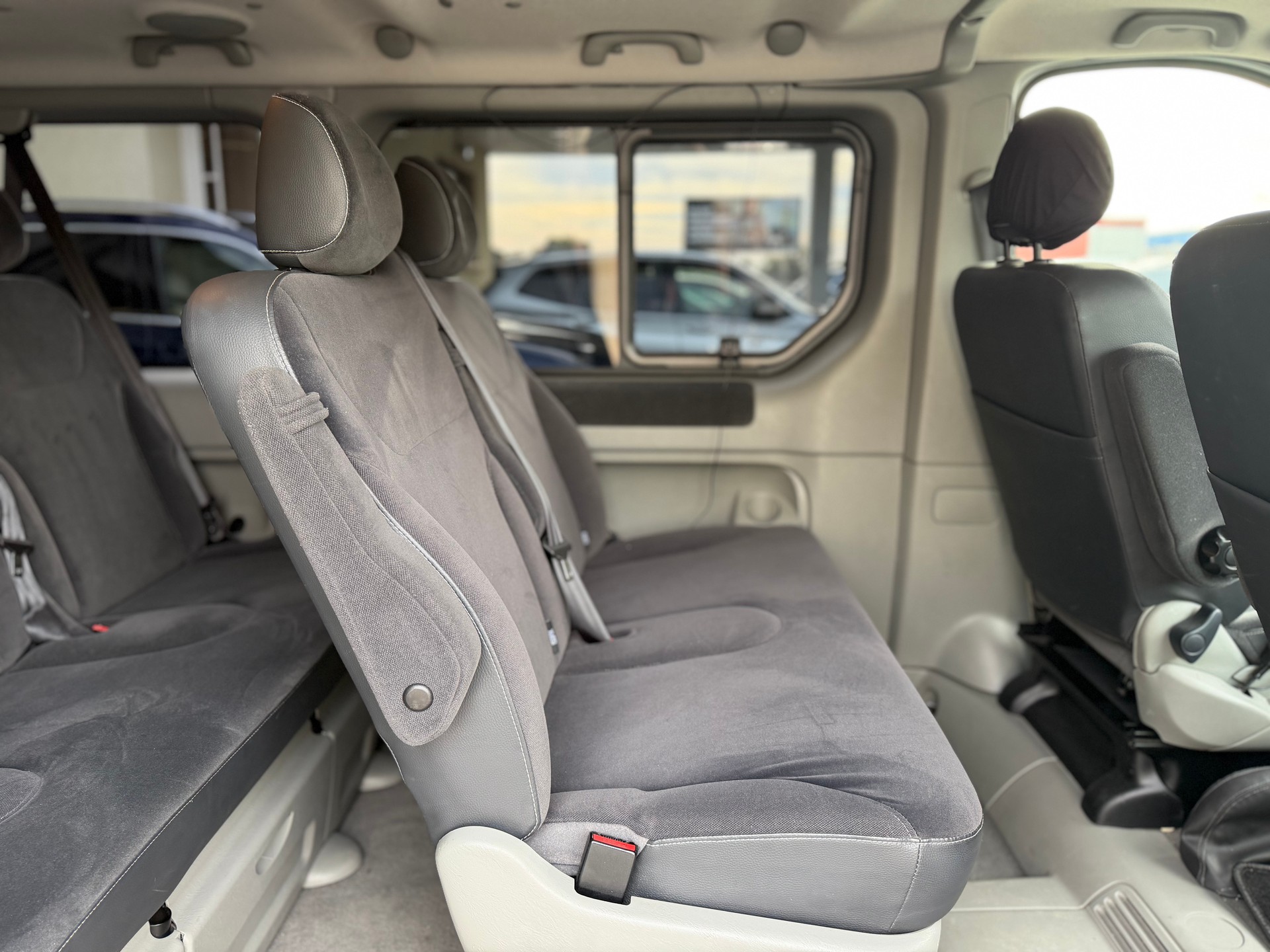 RENAULT Trafic 2.0 dCi Eco Passenger Swiss Edition A-image-8