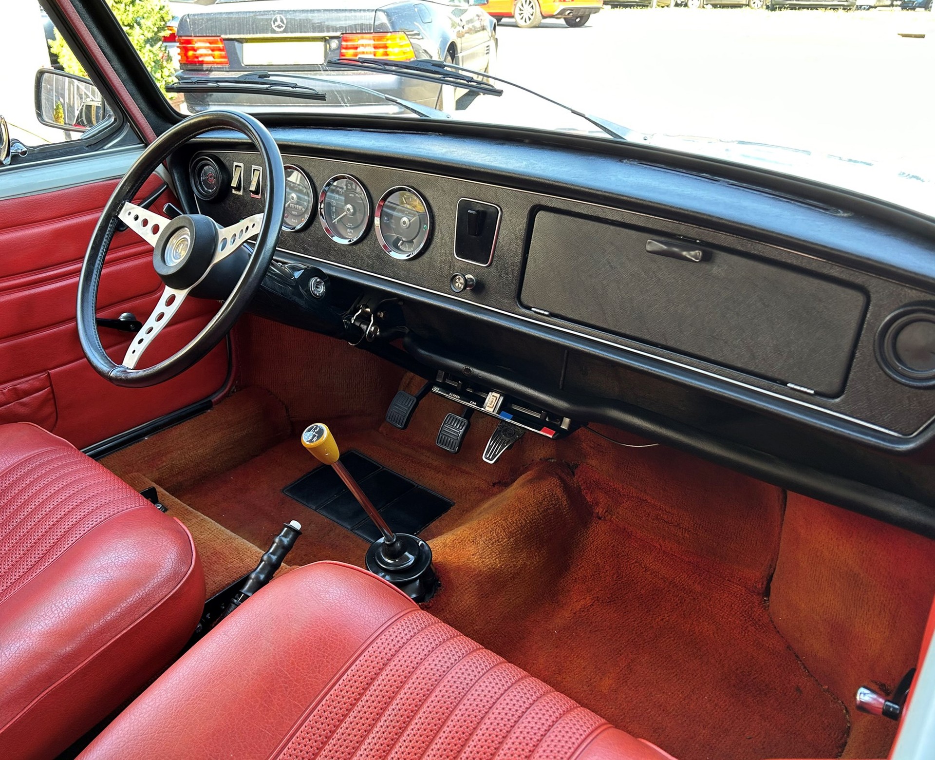 AUSTIN 1300 GT-image-9