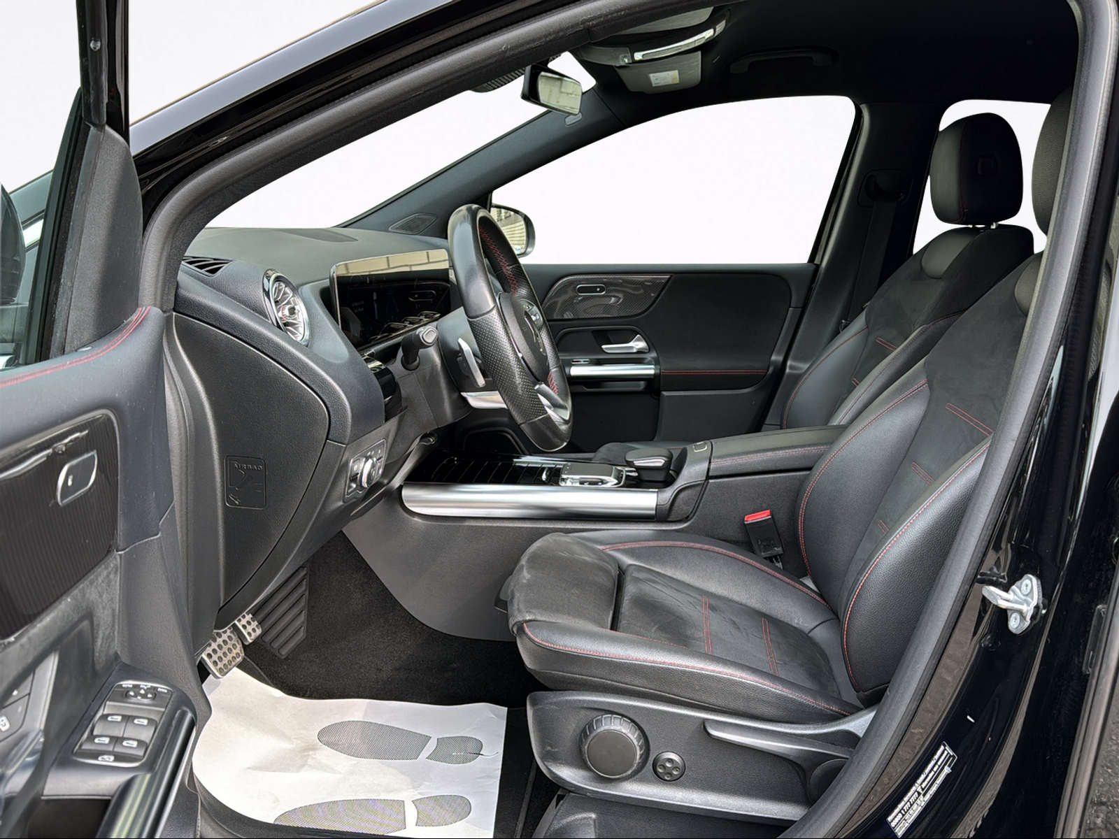 MERCEDES-BENZ B 250 4Matic AMG Line-image-10