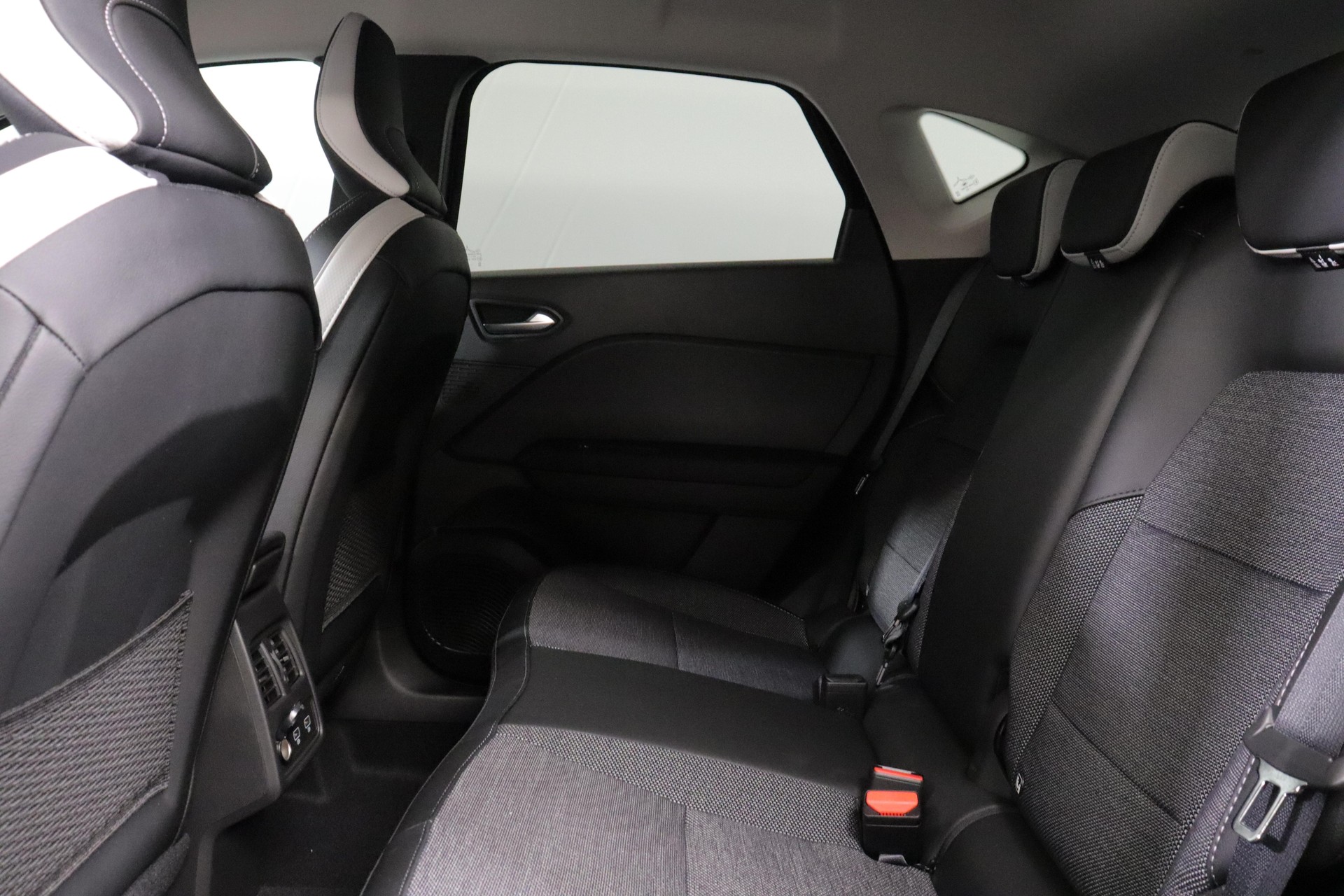 MITSUBISHI ASX 1.3 MH Intense-showroom-element-3
