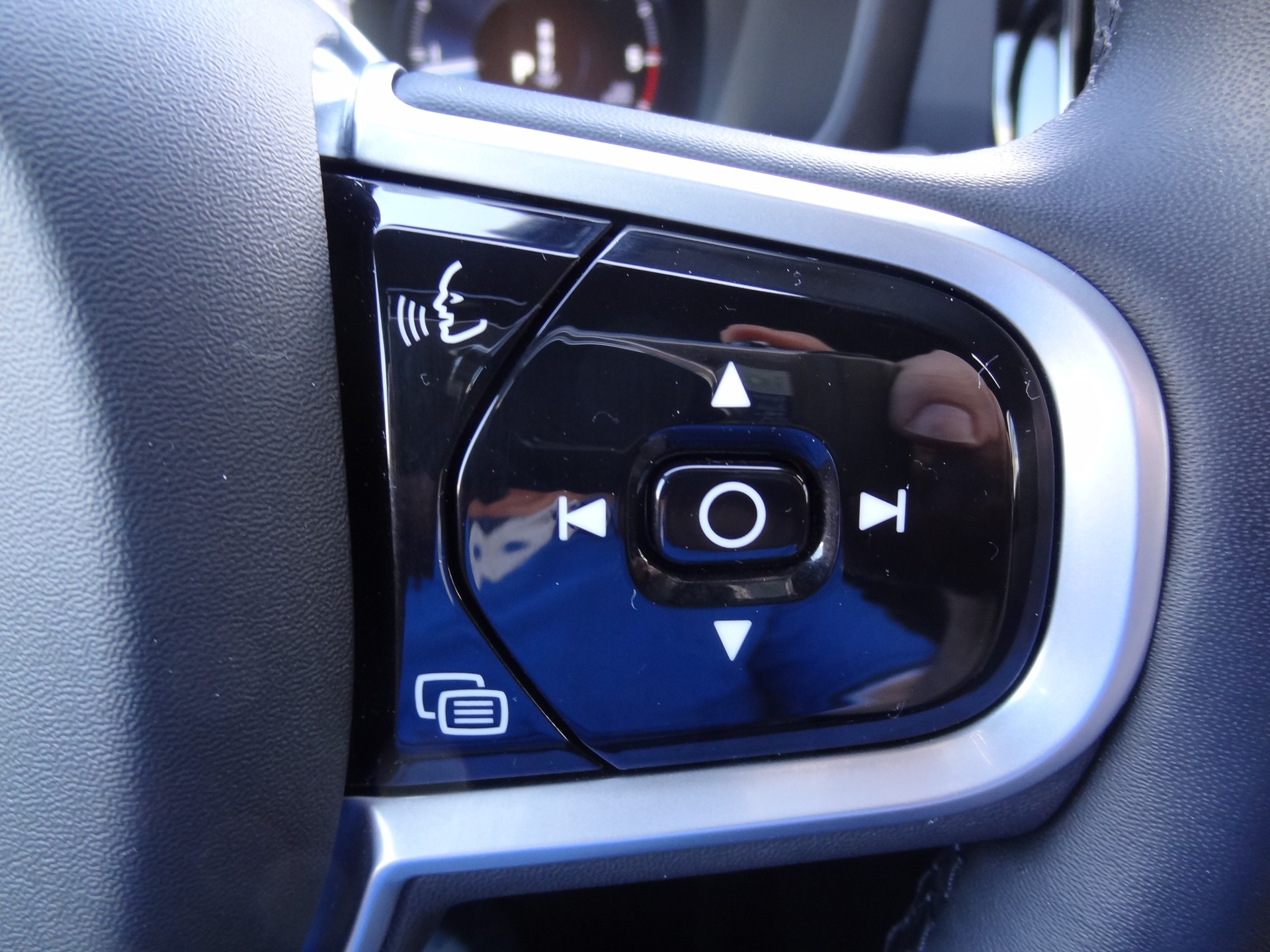 VOLVO V60 B4 Diesel Mild Hybrid *Plus Dark* Geartronic-image-14