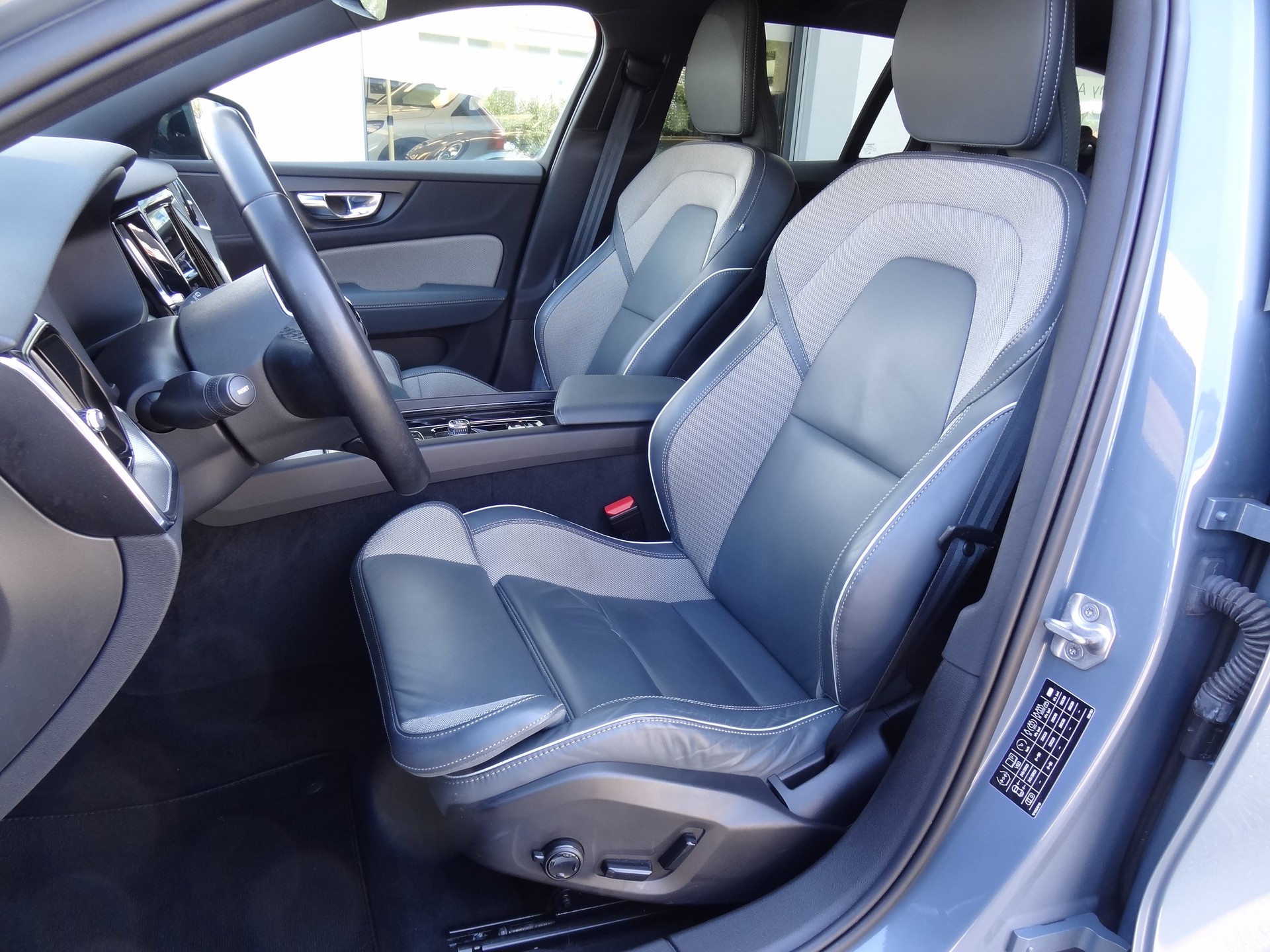 VOLVO V60 B4 Diesel Mild Hybrid *Plus Dark* Geartronic-image-7