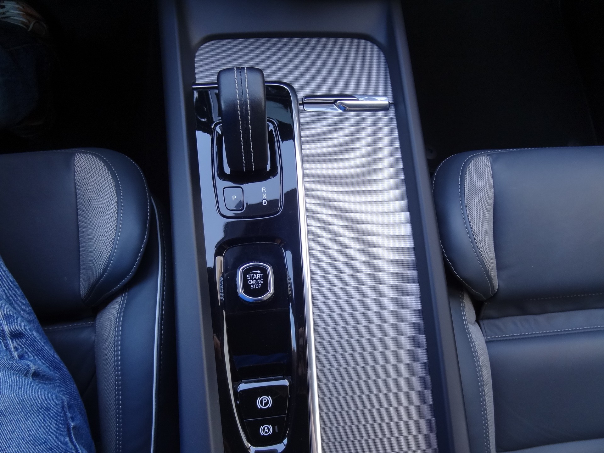 VOLVO V60 B4 Diesel Mild Hybrid *Plus Dark* Geartronic-image-16