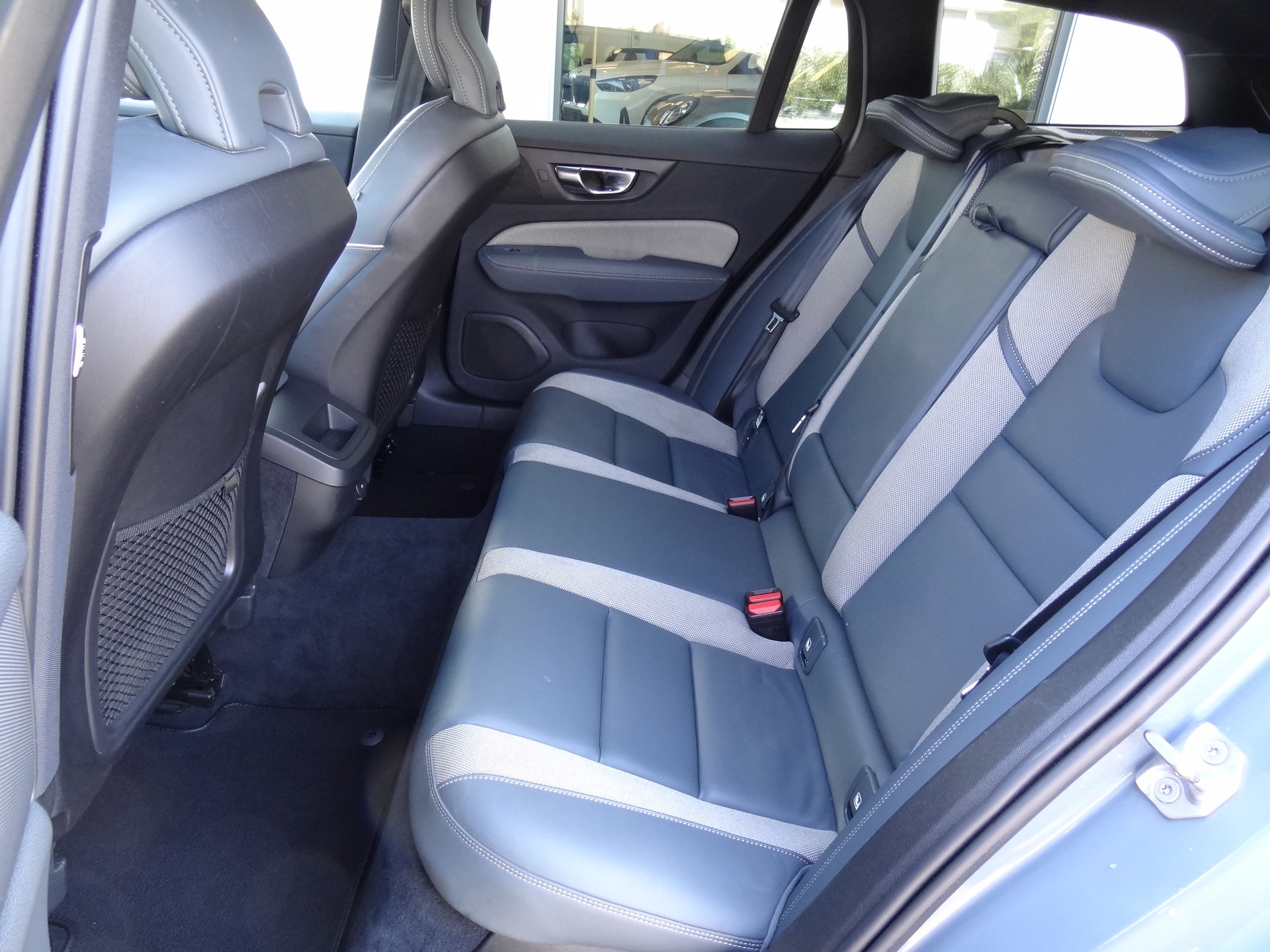 VOLVO V60 B4 Diesel Mild Hybrid *Plus Dark* Geartronic-image-9