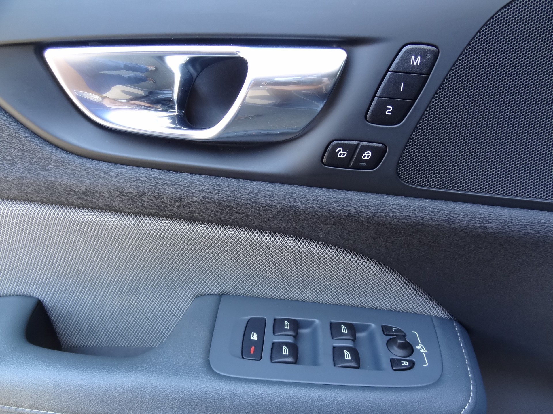 VOLVO V60 B4 Diesel Mild Hybrid *Plus Dark* Geartronic-image-8