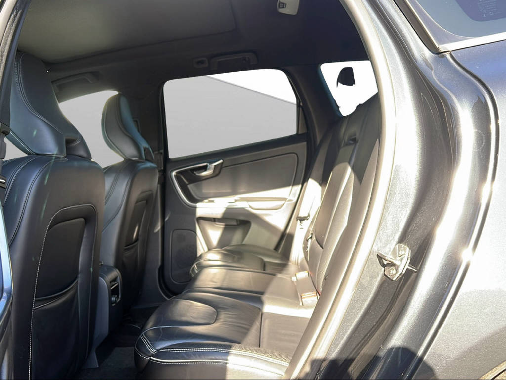 VOLVO XC60 2.4 D5 R-Design AWD-image-11