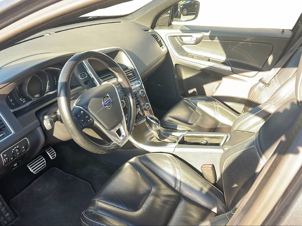 VOLVO XC60 2.4 D5 R-Design AWD-image-9