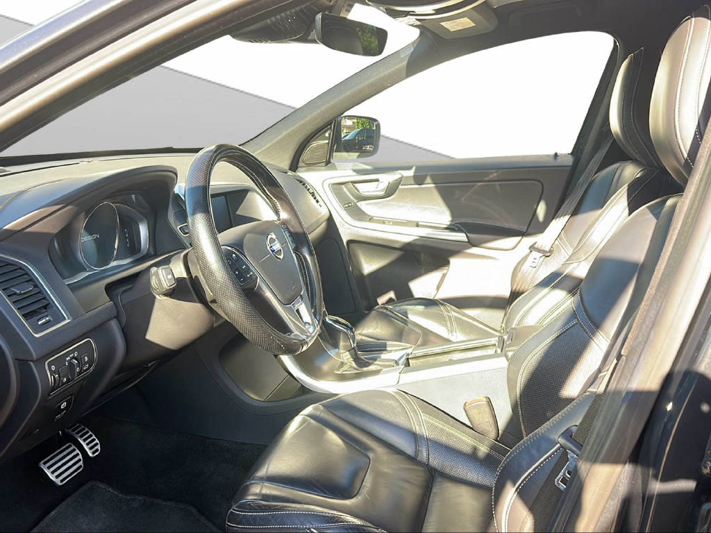VOLVO XC60 2.4 D5 R-Design AWD-image-10