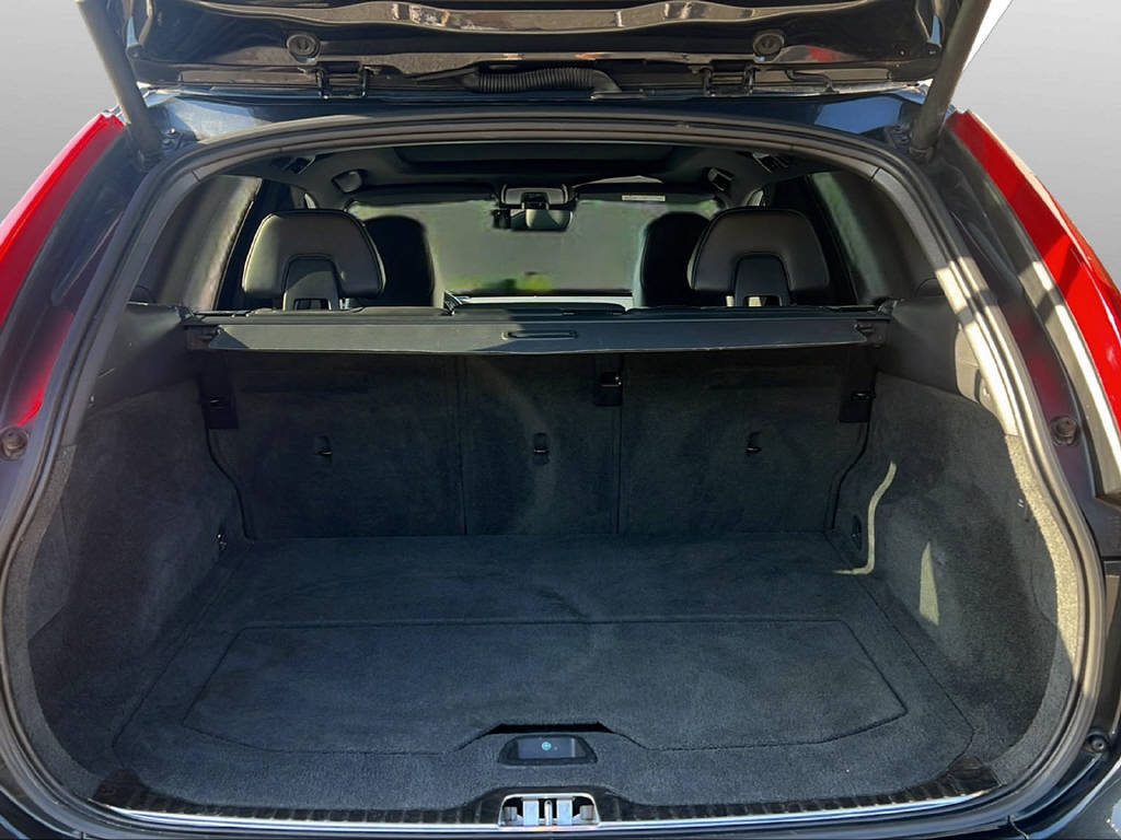 VOLVO XC60 2.4 D5 R-Design AWD-image-12