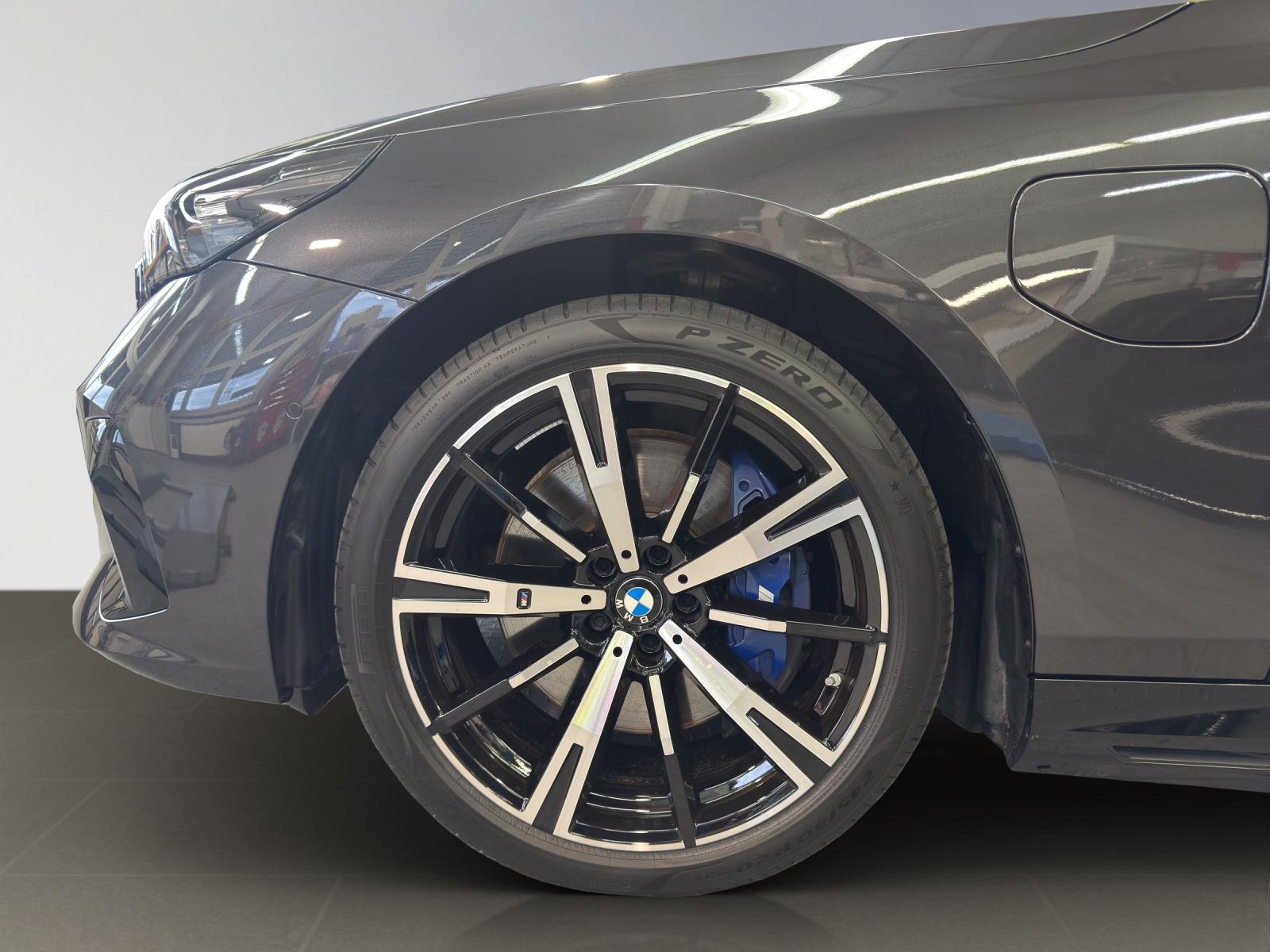 BMW 550e xDrive-showroom-element-3