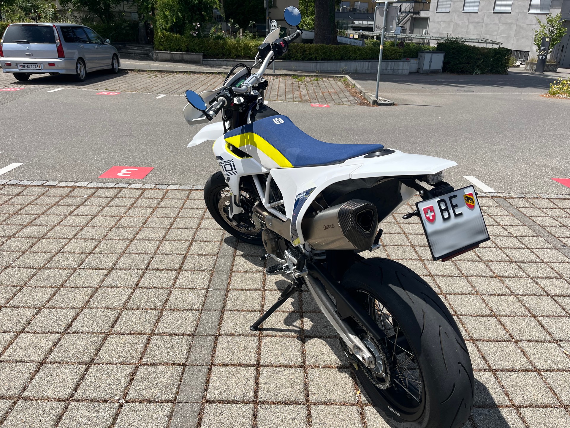 HUSQVARNA 701 Supermoto-image-2