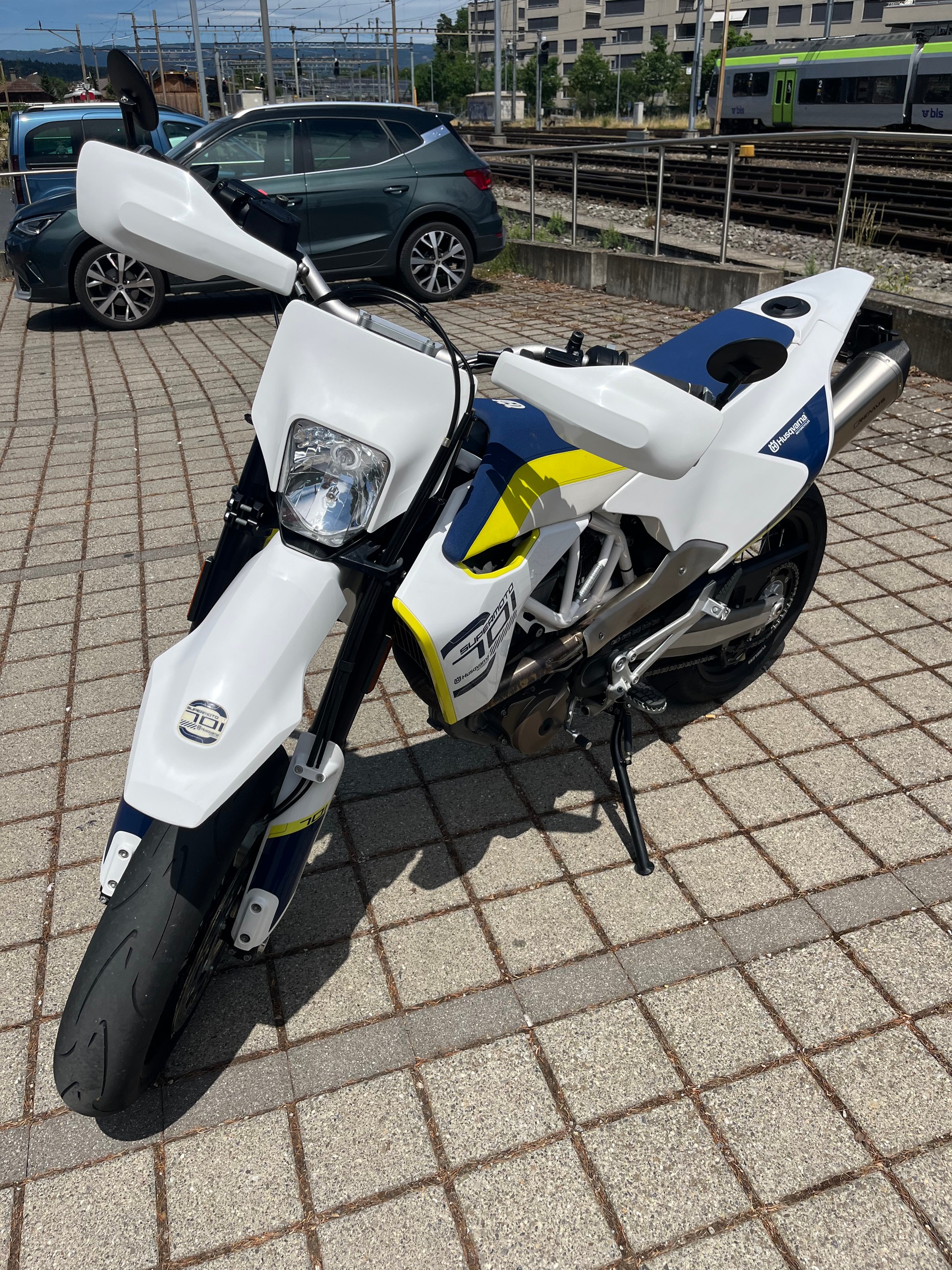 HUSQVARNA 701 Supermoto-image-1