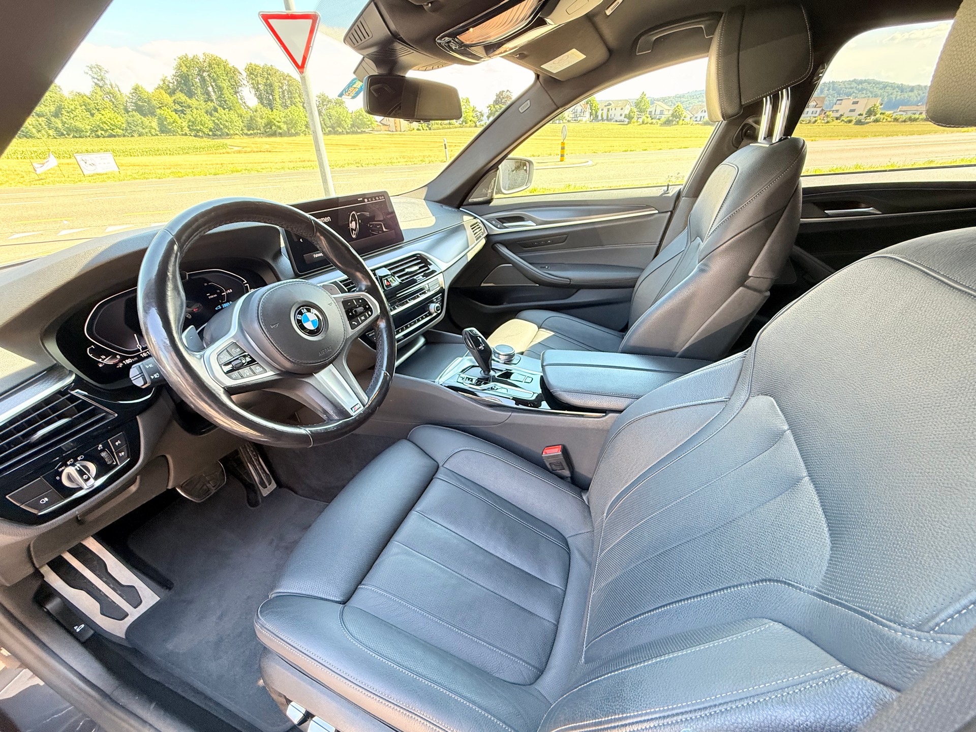 BMW 530e xDrive M Sport Steptronic-image-7
