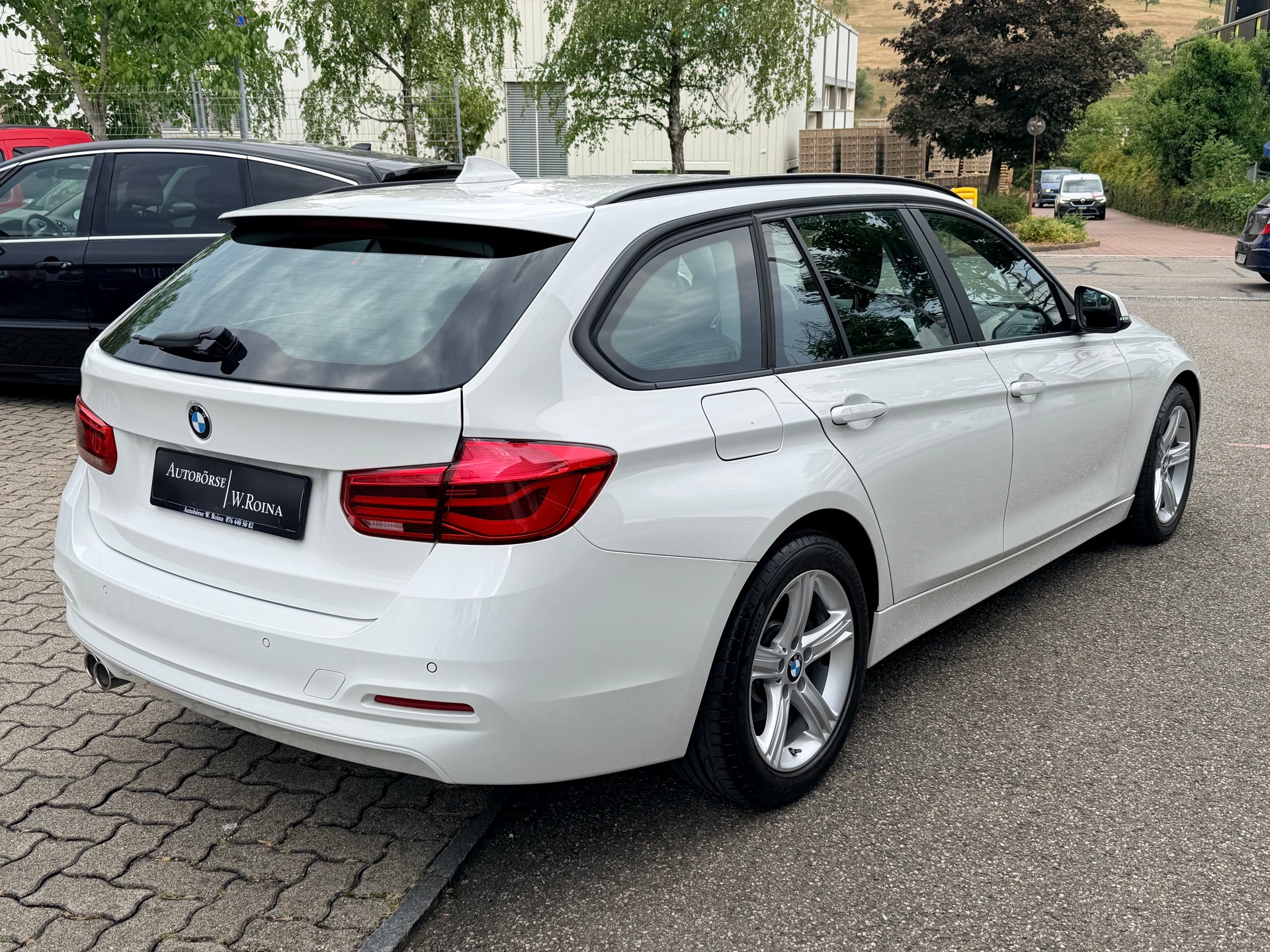 BMW 320d xDrive Touring Steptronic-showroom-element-1