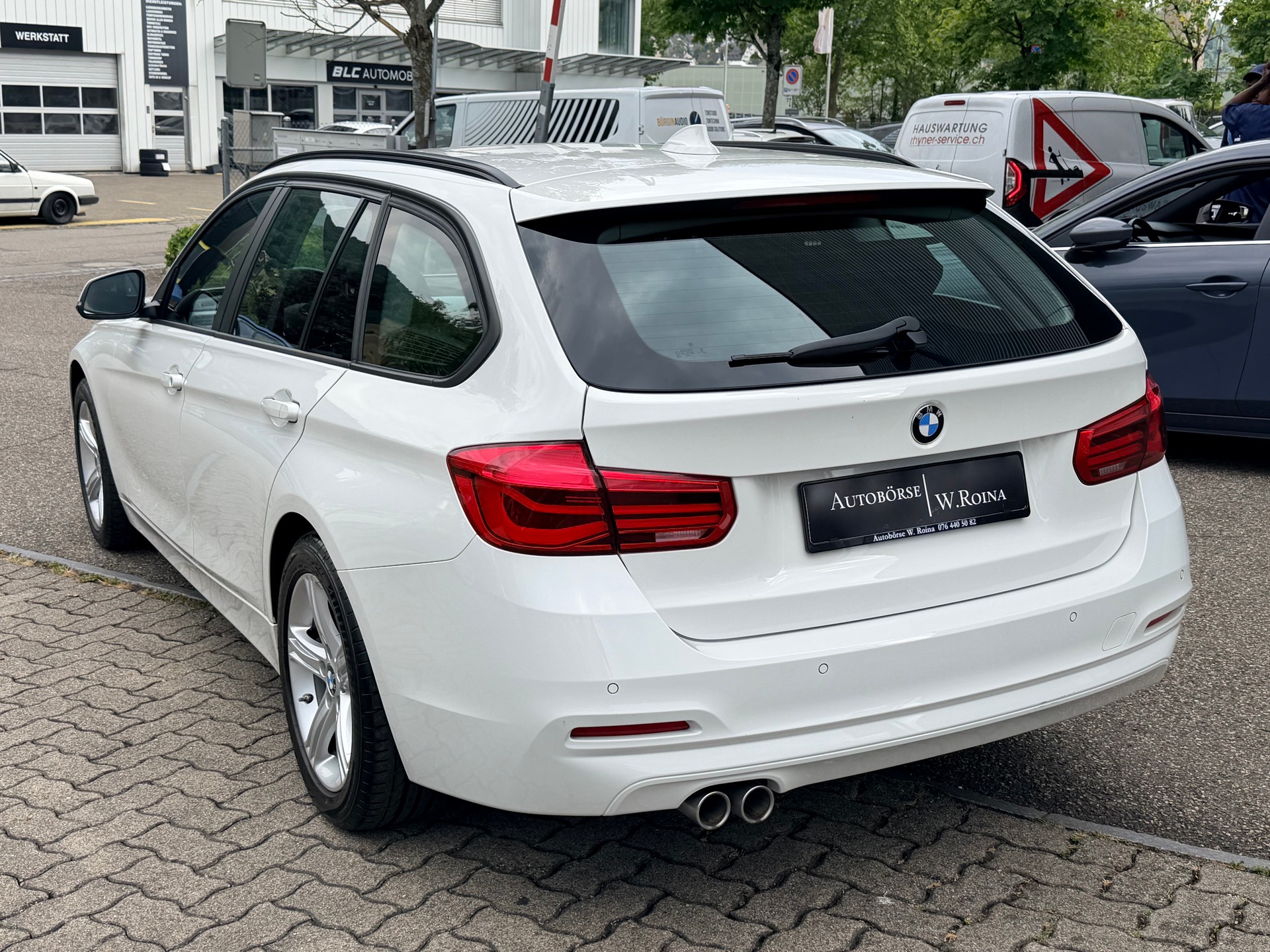 BMW 320d xDrive Touring Steptronic-showroom-element-3