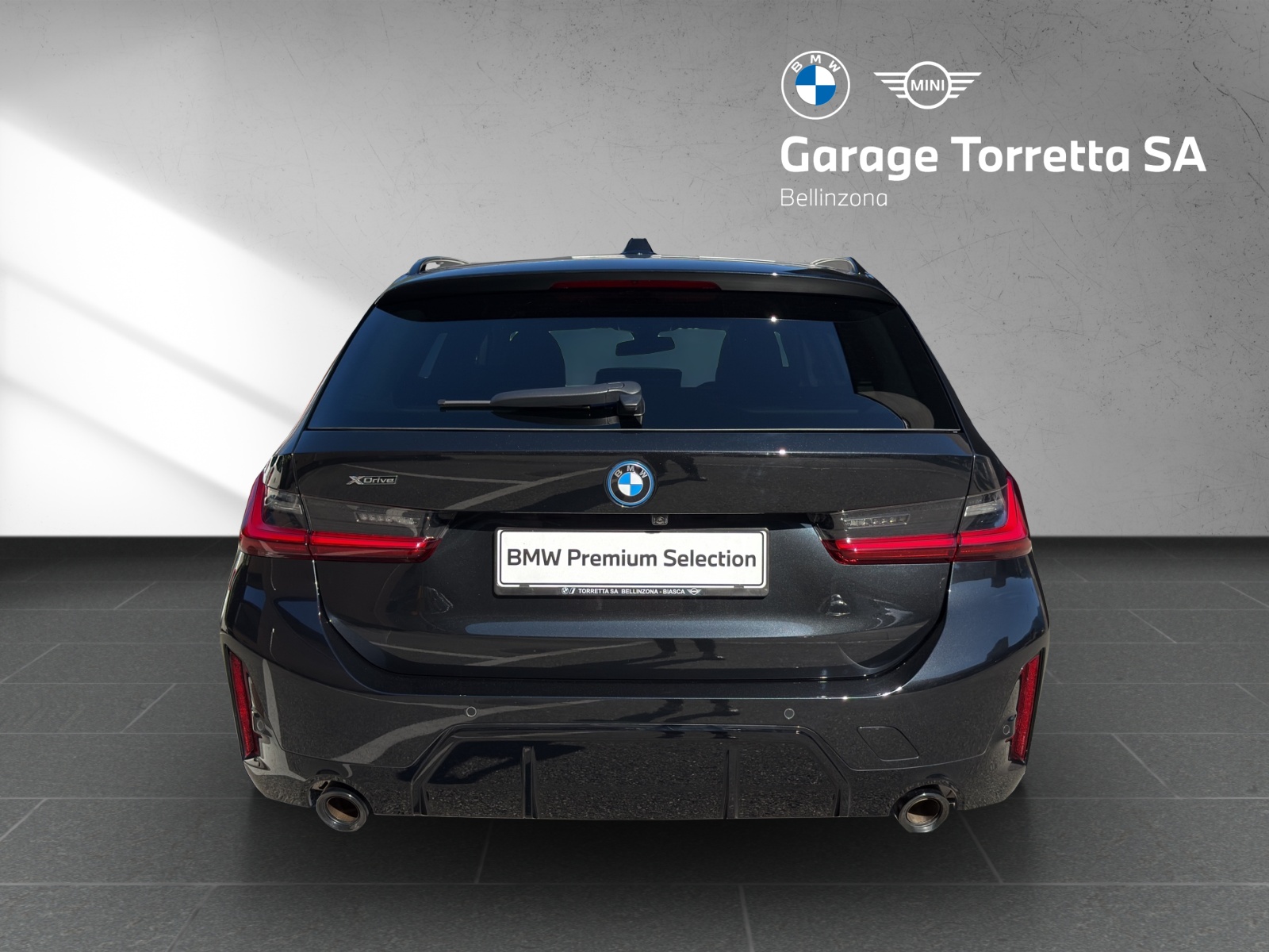 BMW 330e x DriveTouring Steptronic M Sport Pro-showroom-element-3
