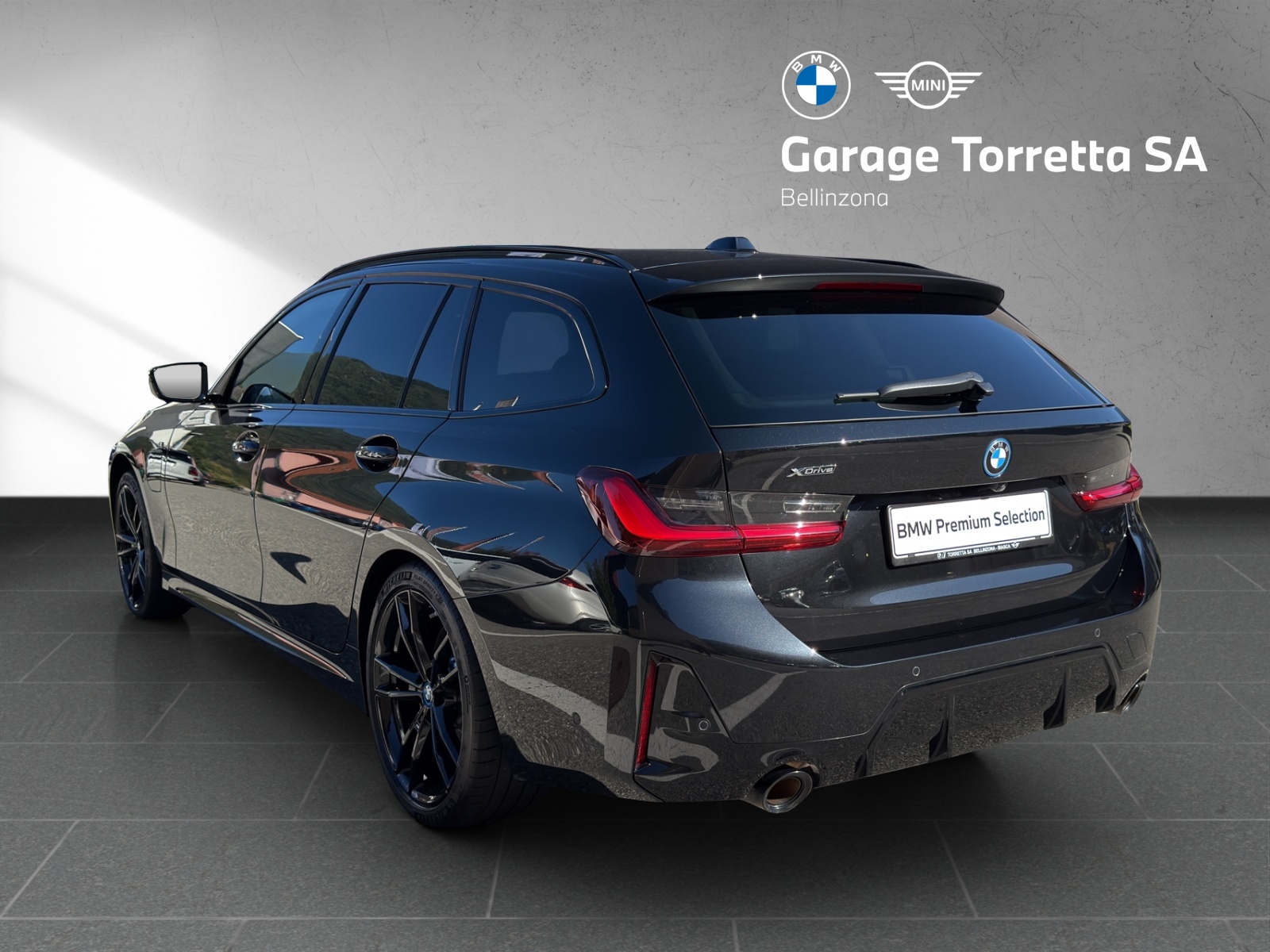 BMW 330e x DriveTouring Steptronic M Sport Pro-showroom-element-2