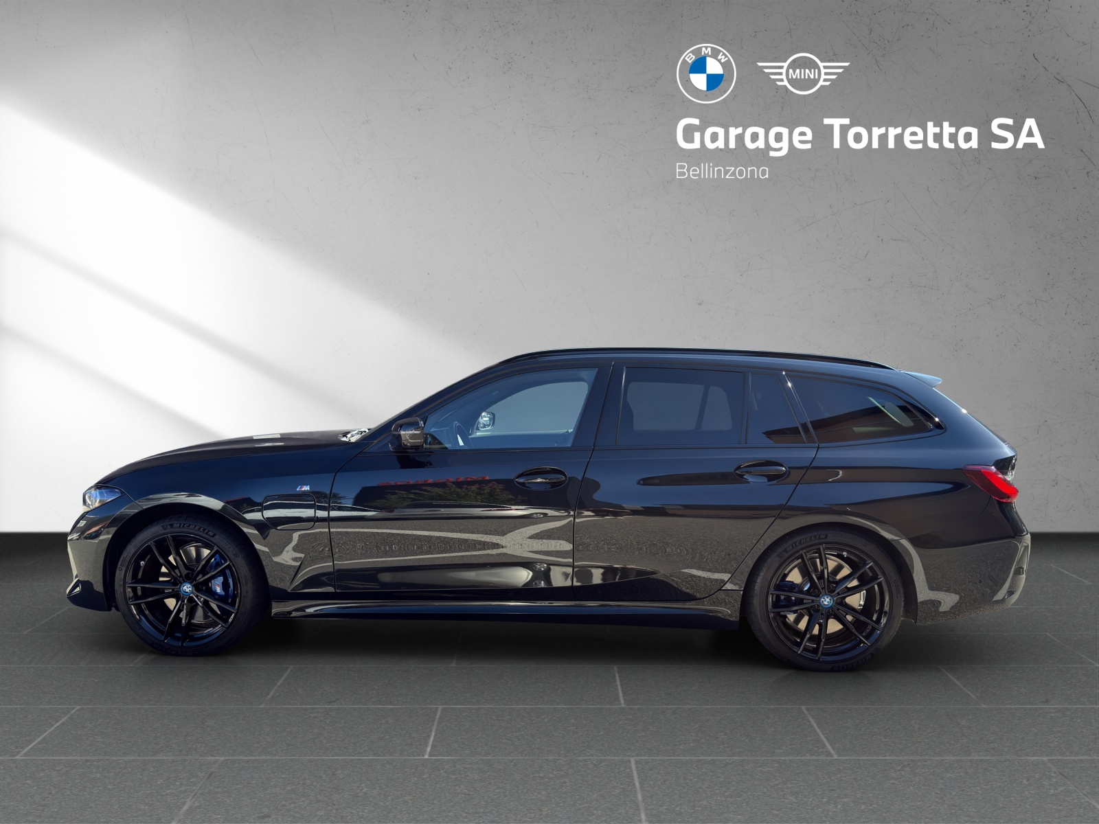BMW 330e x DriveTouring Steptronic M Sport Pro-showroom-element-1