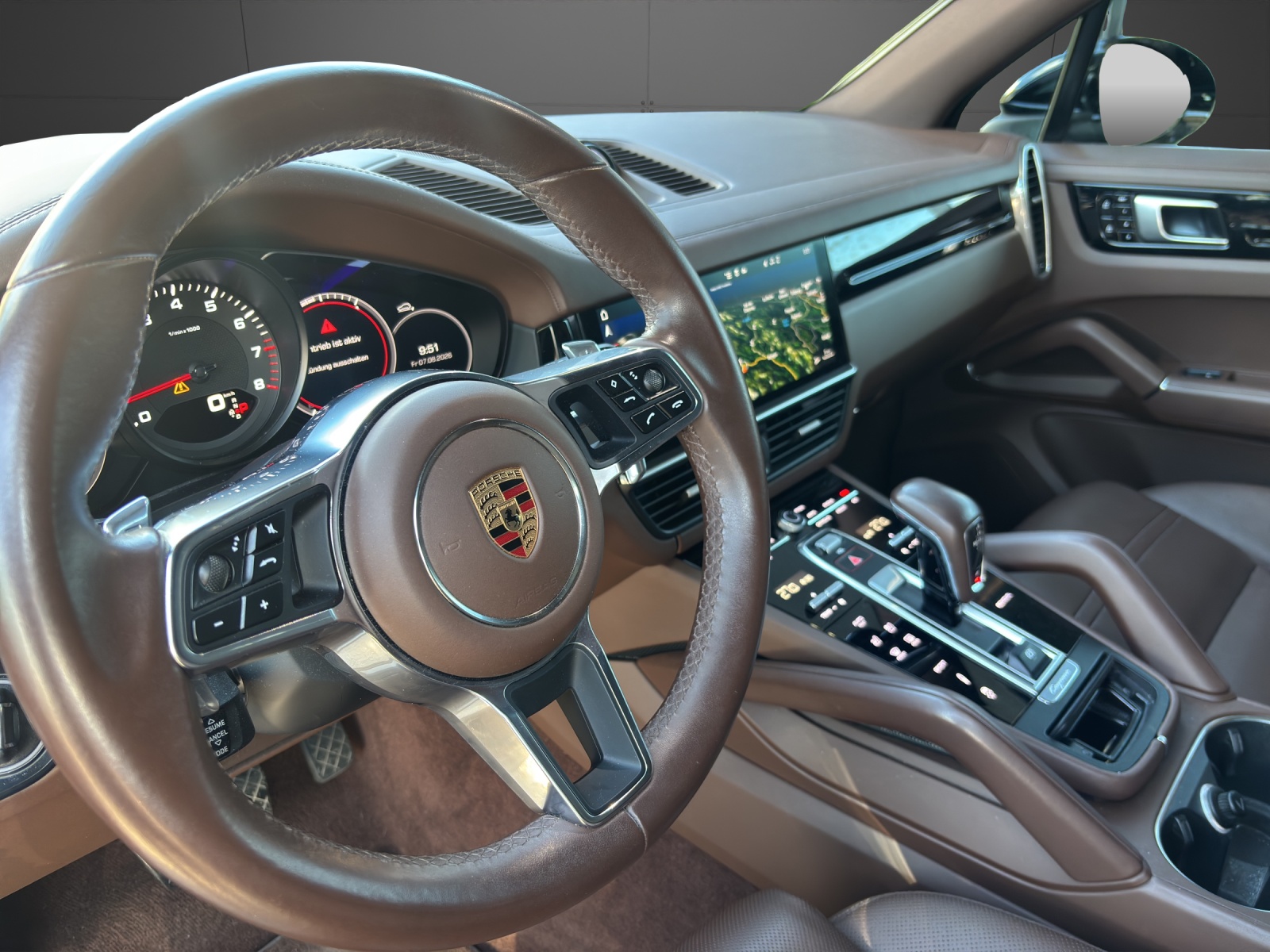 PORSCHE Cayenne-showroom-element-3