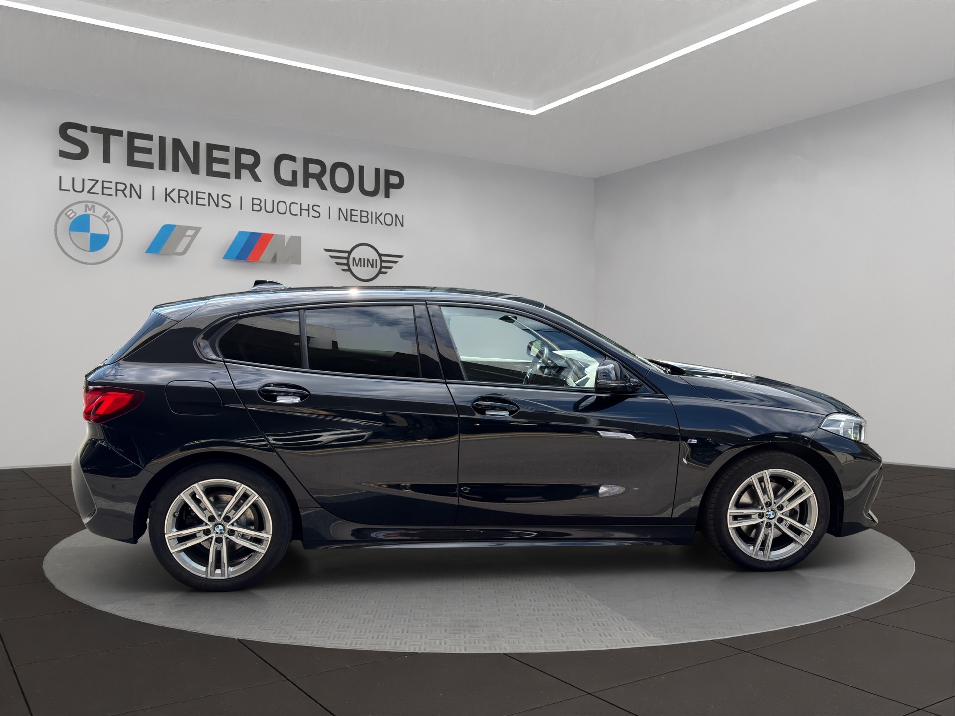 BMW 118i Pure M Sport Essential Edition-showroom-element-3