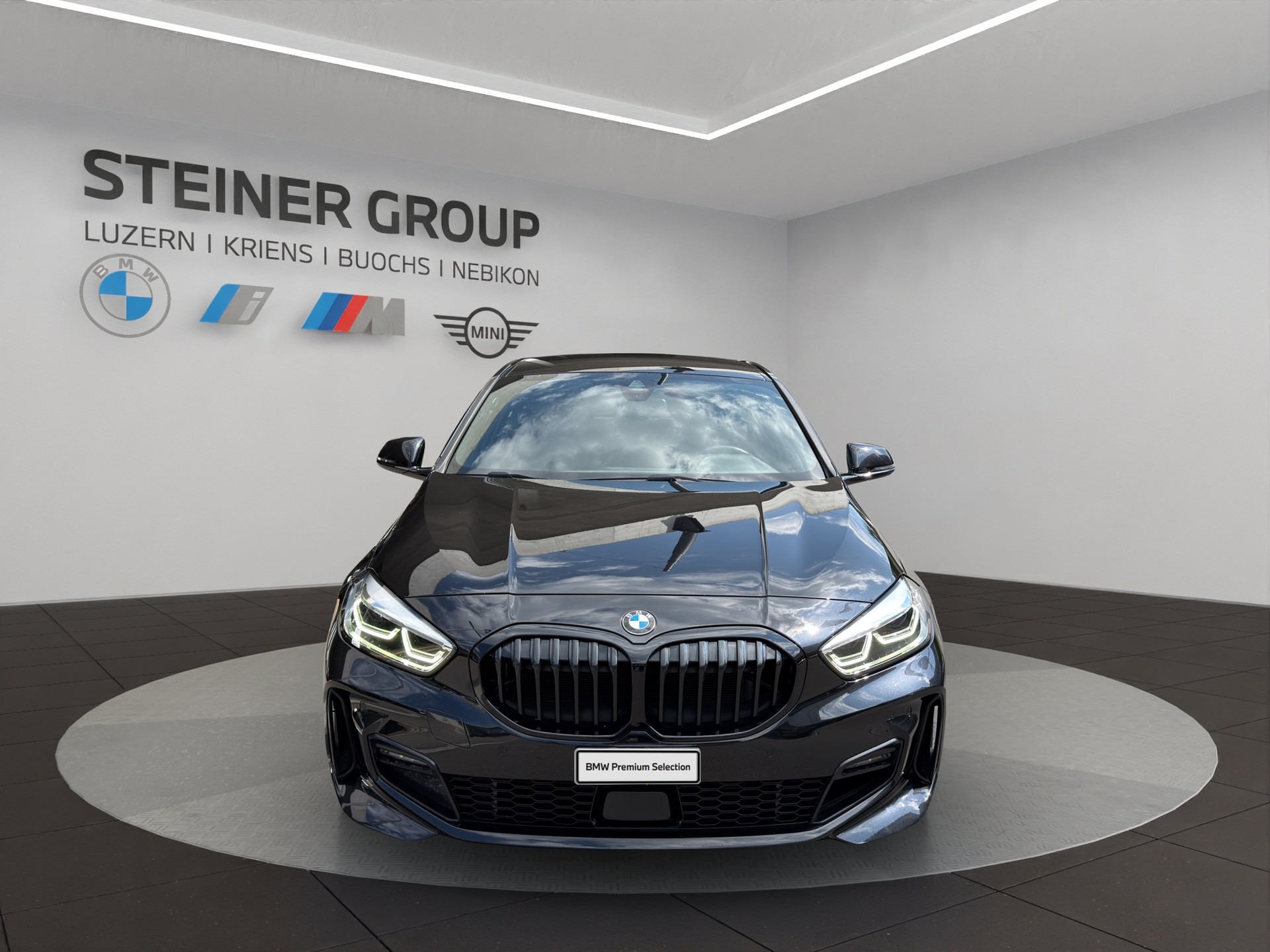 BMW 118i Pure M Sport Essential Edition-showroom-element-1