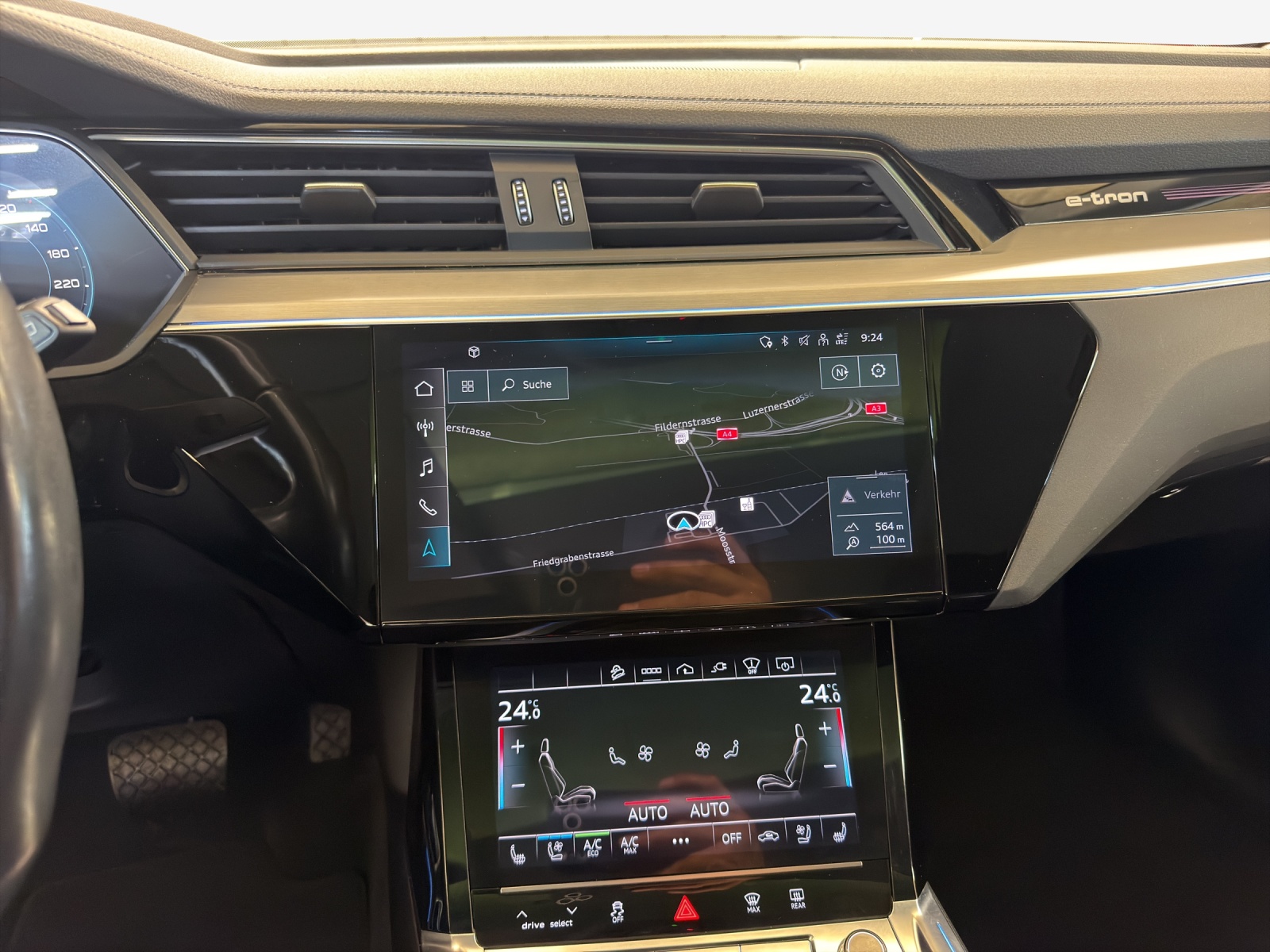 AUDI Q8 55 e-tron S line quattro-image-10