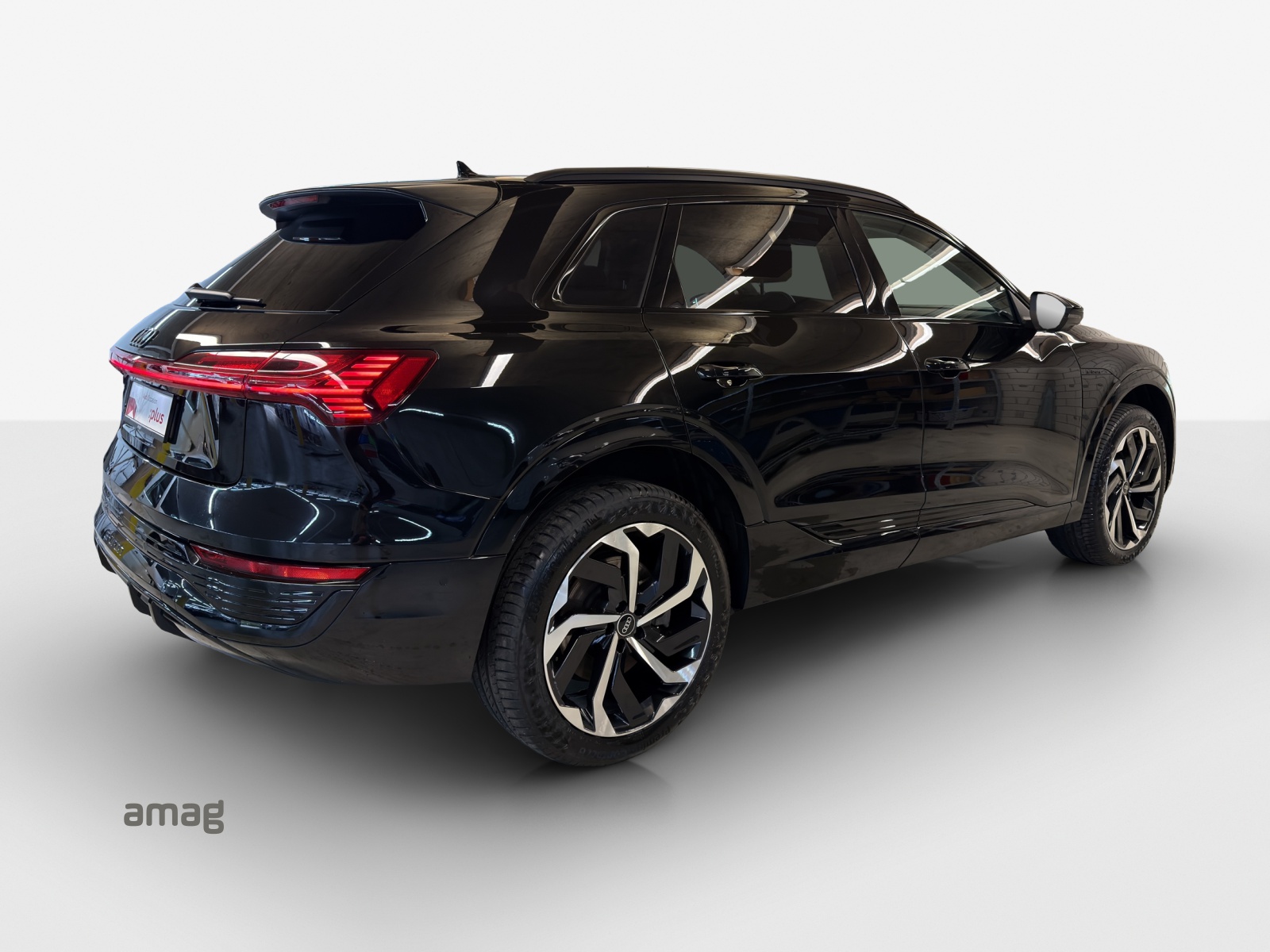 AUDI Q8 55 e-tron S line quattro-image-4