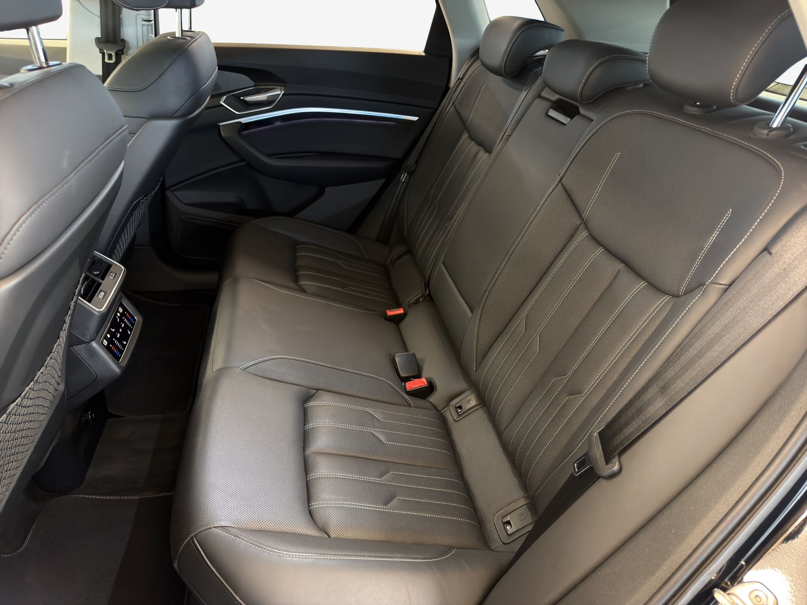 AUDI Q8 55 e-tron S line quattro-image-11