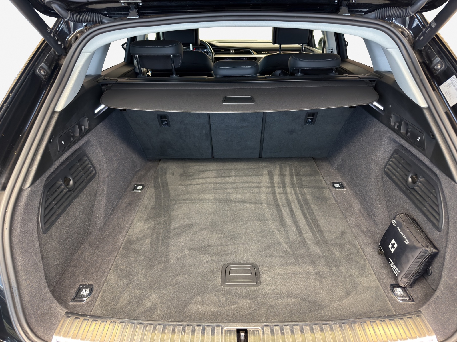 AUDI Q8 55 e-tron S line quattro-image-12
