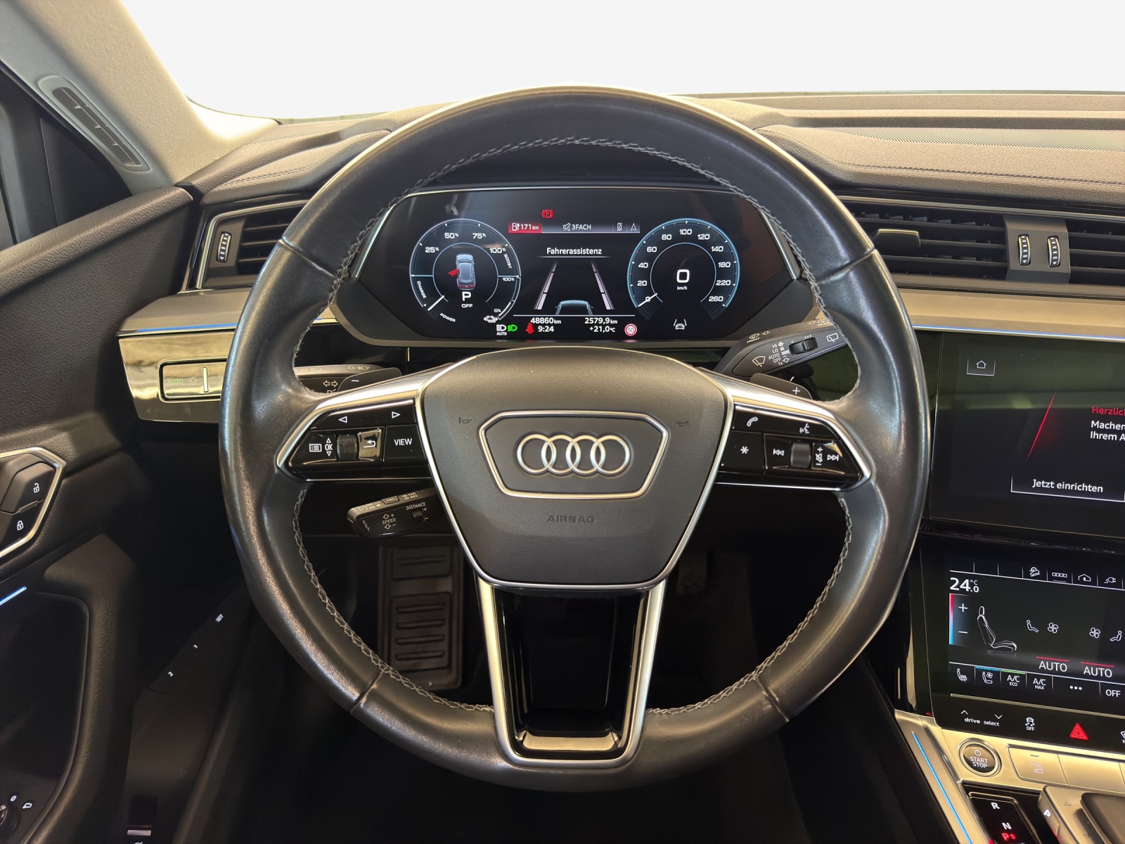 AUDI Q8 55 e-tron S line quattro-image-9