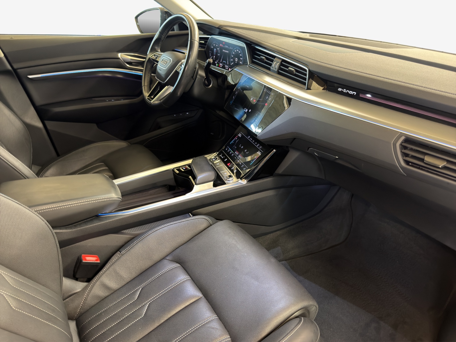 AUDI Q8 55 e-tron S line quattro-image-14