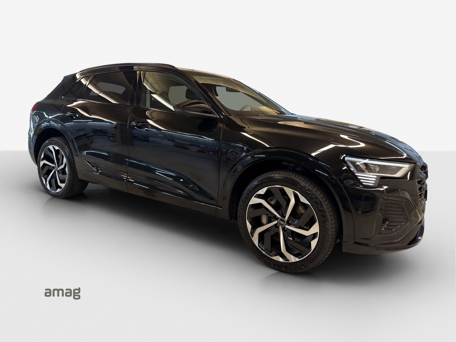 AUDI Q8 55 e-tron S line quattro-image-5