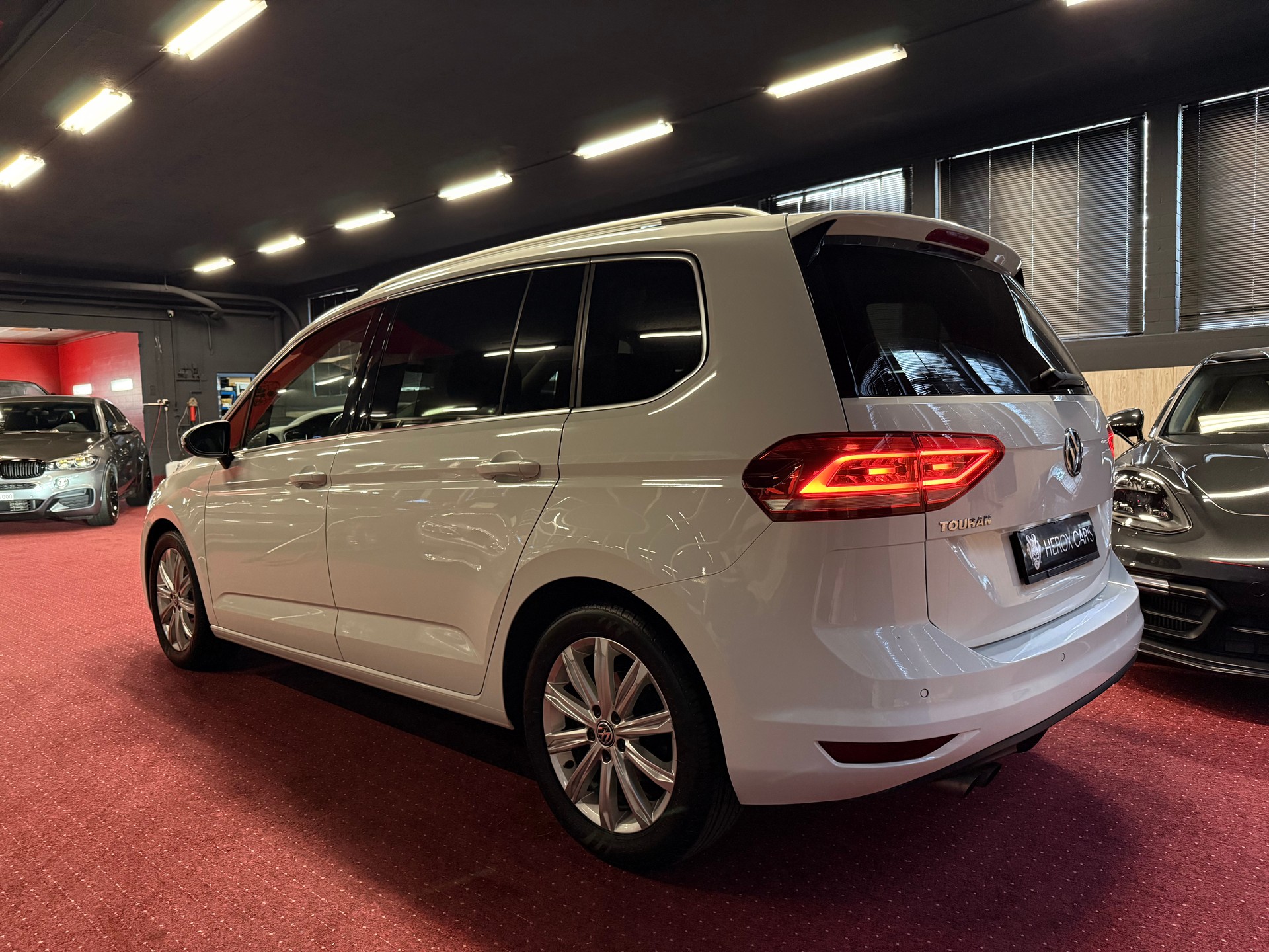 VW Touran 1.4 TSI BlueMotion Technology Highline / ** AHK / 7 Sitze / 8-Fach - Frisch ab MFK & Service **-image-10