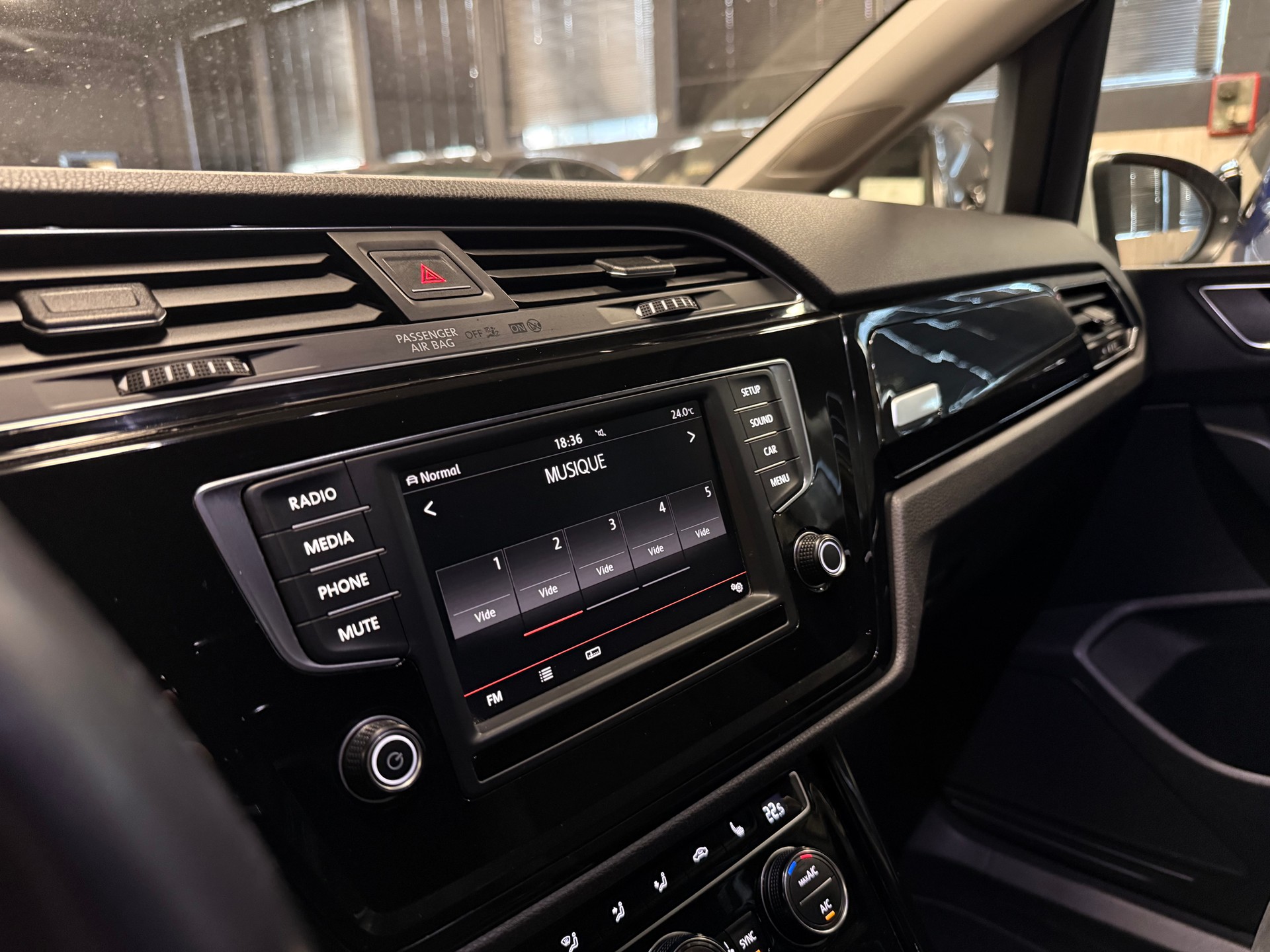 VW Touran 1.4 TSI BlueMotion Technology Highline / ** AHK / 7 Sitze / 8-Fach - Frisch ab MFK & Service **-image-16