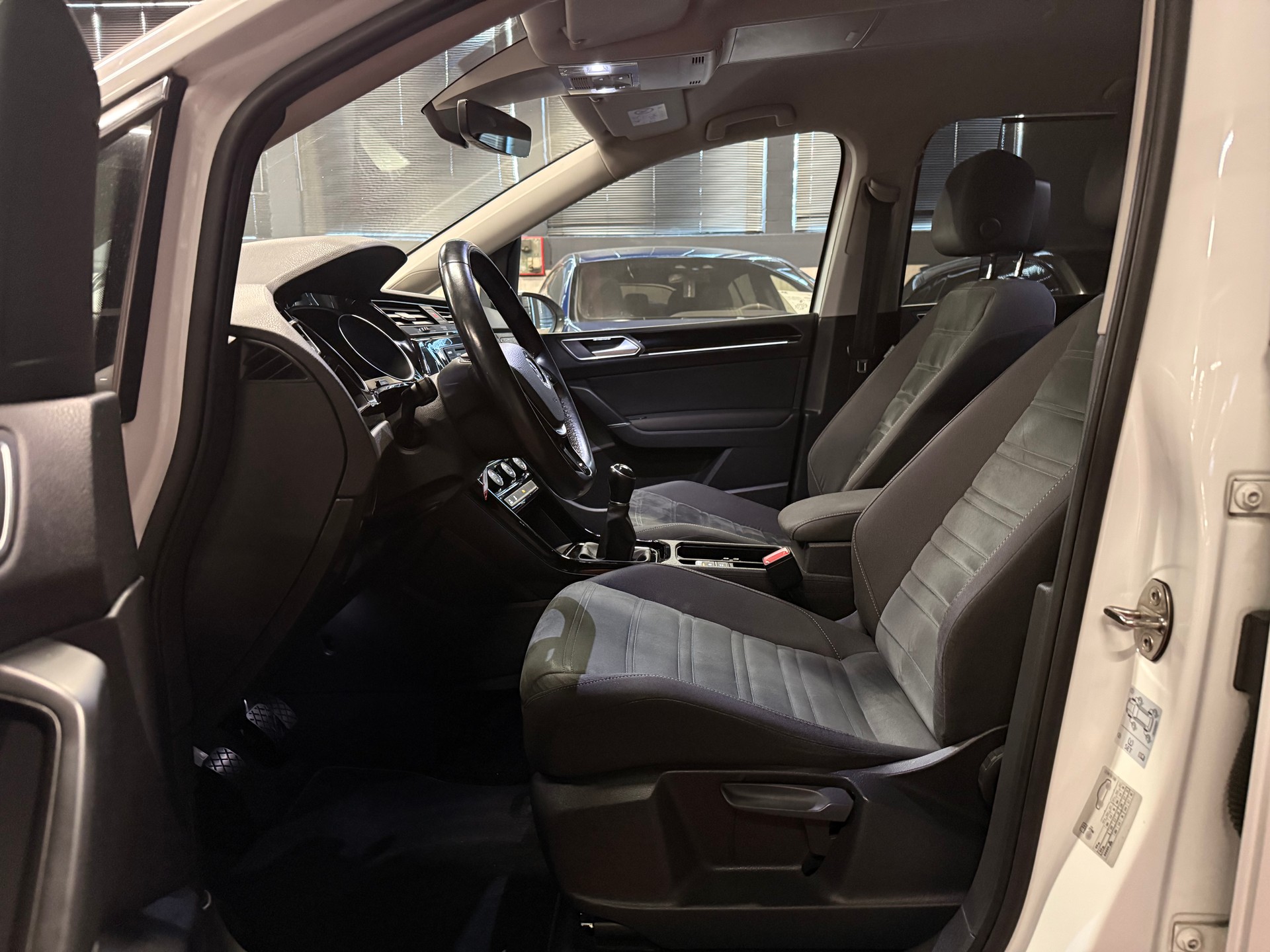 VW Touran 1.4 TSI BlueMotion Technology Highline / ** AHK / 7 Sitze / 8-Fach - Frisch ab MFK & Service **-image-11