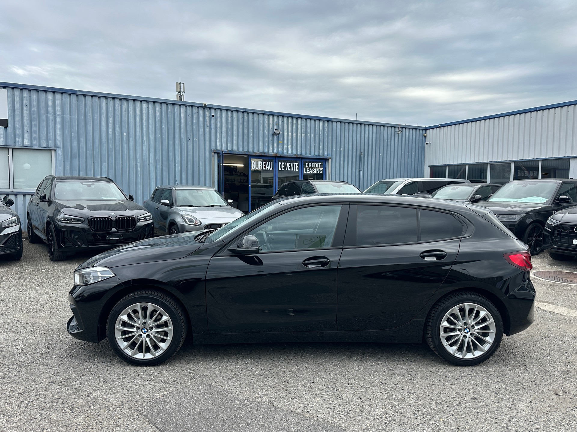 BMW 118i Steptronic (CH AUTO)-showroom-element-3
