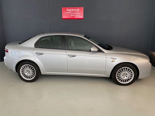 ALFA ROMEO 159 2.4 JTDM 20V Distinctive QTR-showroom-element-3